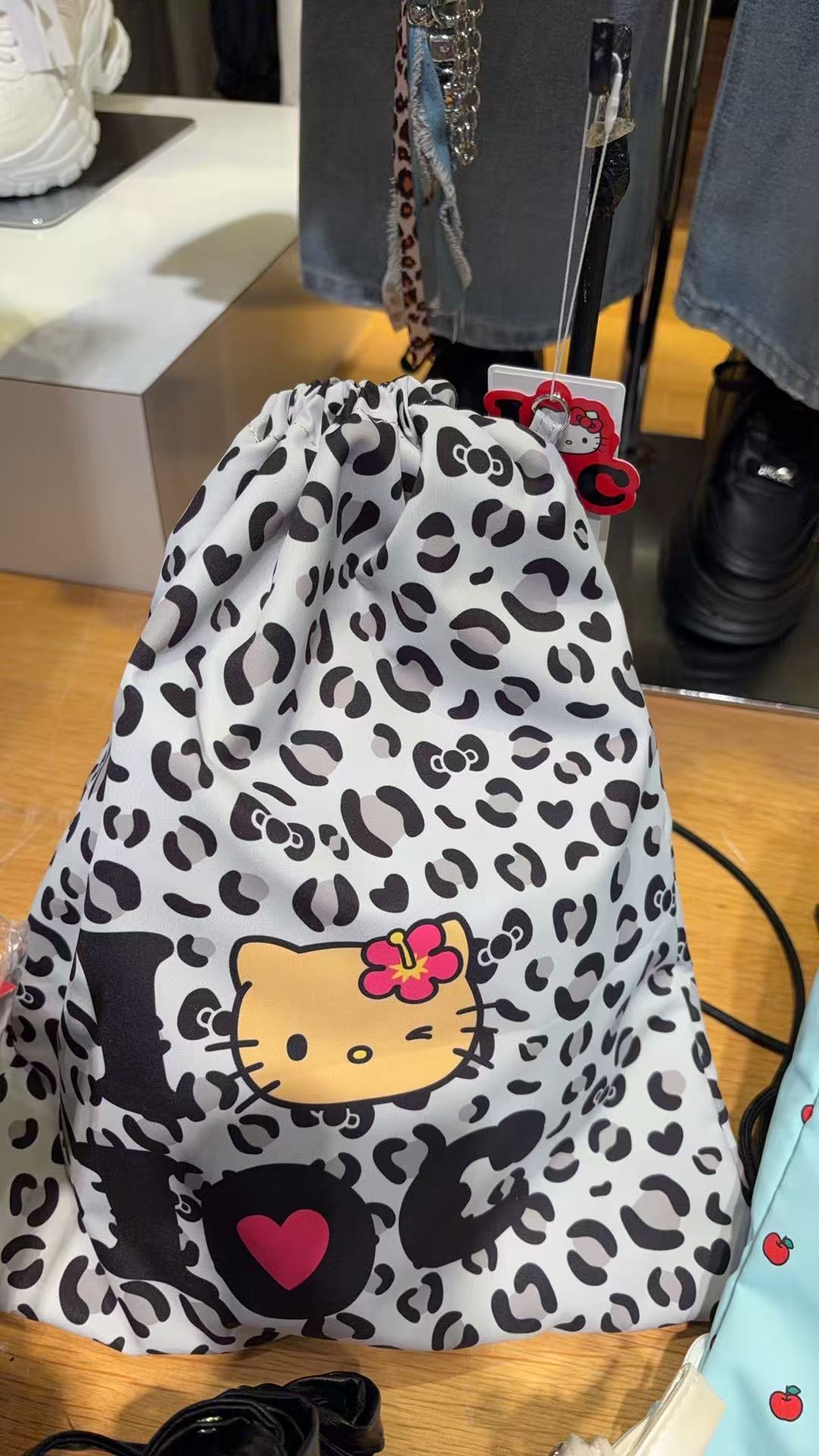 0305 三丽鸥 Hello Kitty 豹纹抽绳束口袋/背包51汇