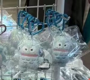 0305 三丽鸥 丑鱼心形扣毛绒挂件