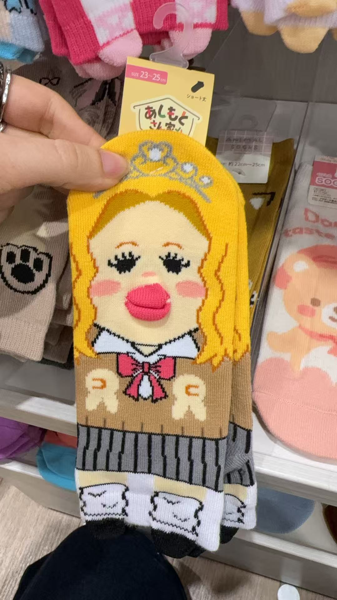 0310 百元店 丑女孩黄袜子