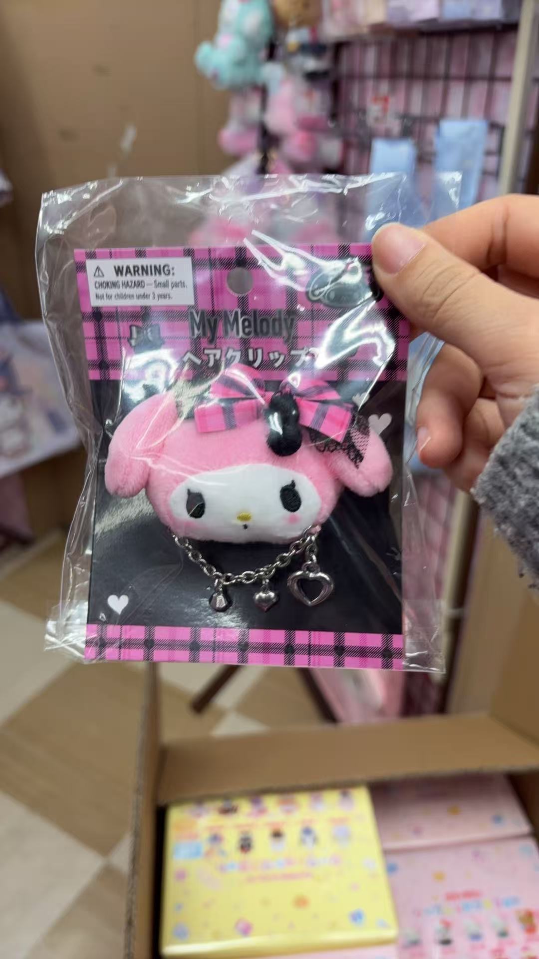 0312 三丽鸥 美乐蒂暗黑格纹毛绒胸针