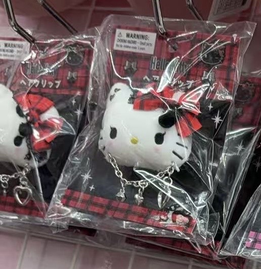 0312 三丽鸥 Hello Kitty 暗黑格纹毛绒胸针