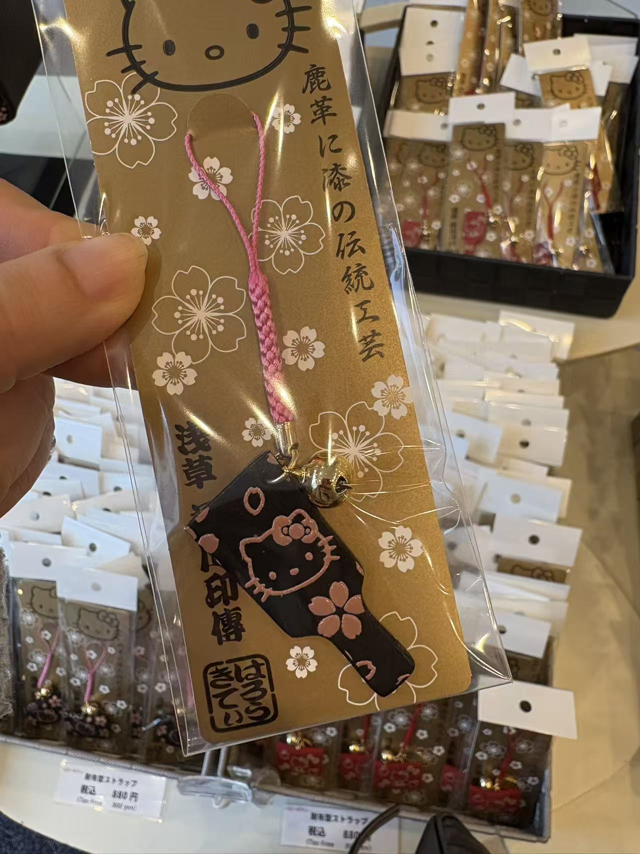 0313 浅草寺Hello Kitty 鹿革漆艺 黑樱花小判款御守挂件