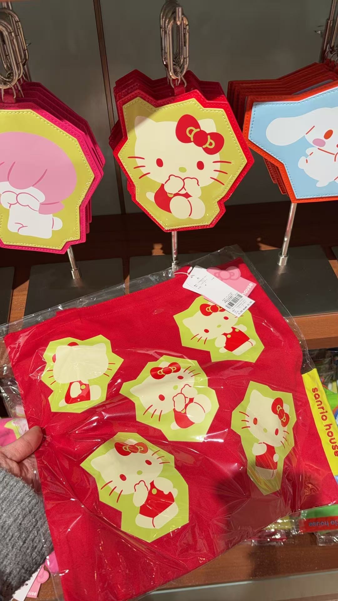 0316 三丽欧红色捂嘴kt图案 包包 