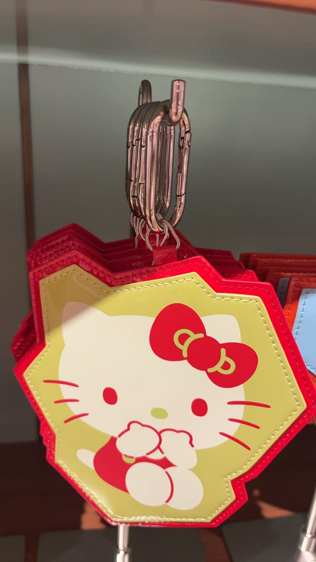 0316 三丽欧红色kt皮质挂件 