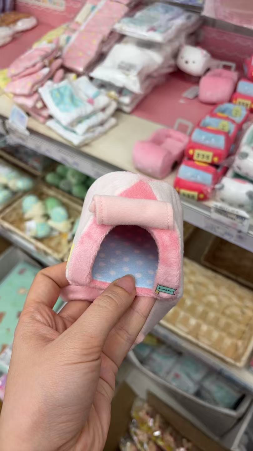 0318 折扣店 角落 粉色小帐篷毛绒玩偶