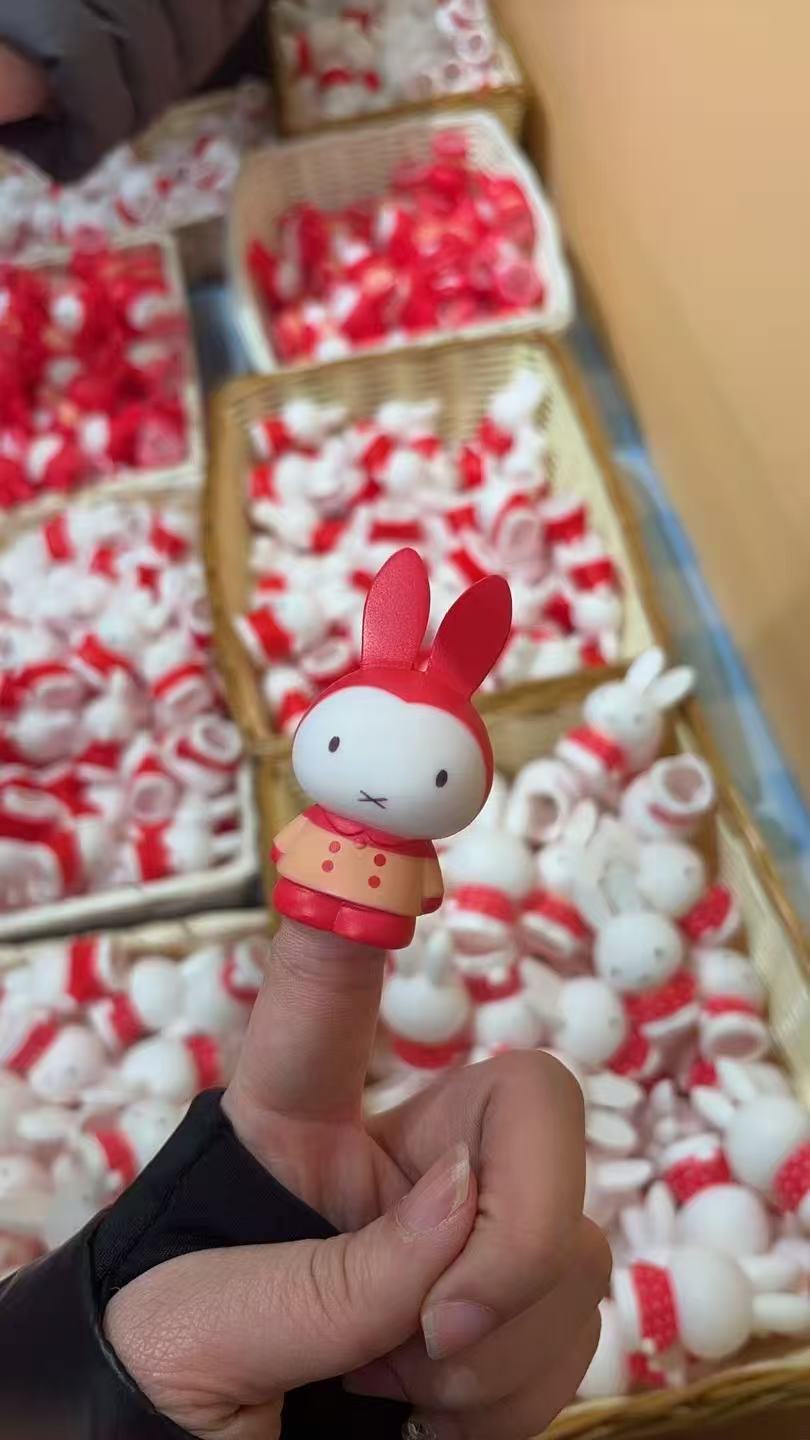 0321 米菲红色耳朵橘色裙子指偶 