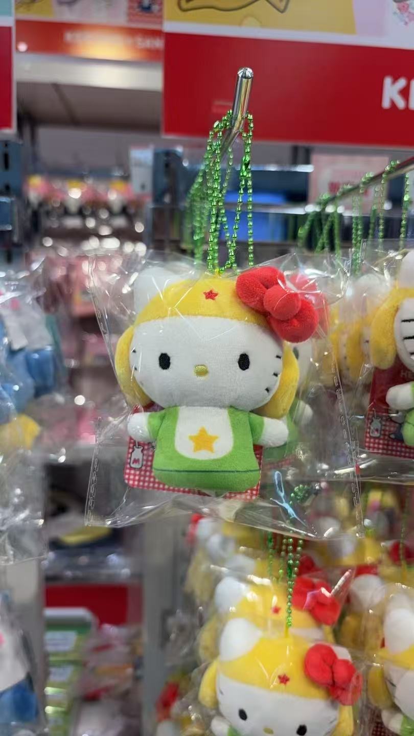 0321 三丽鸥 军曹联名kt绿衣服毛绒挂件48汇