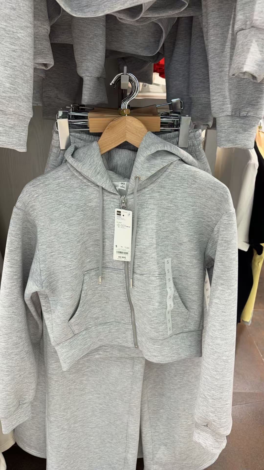 0324 Gu 女装短款连帽拉链卫衣上衣s码