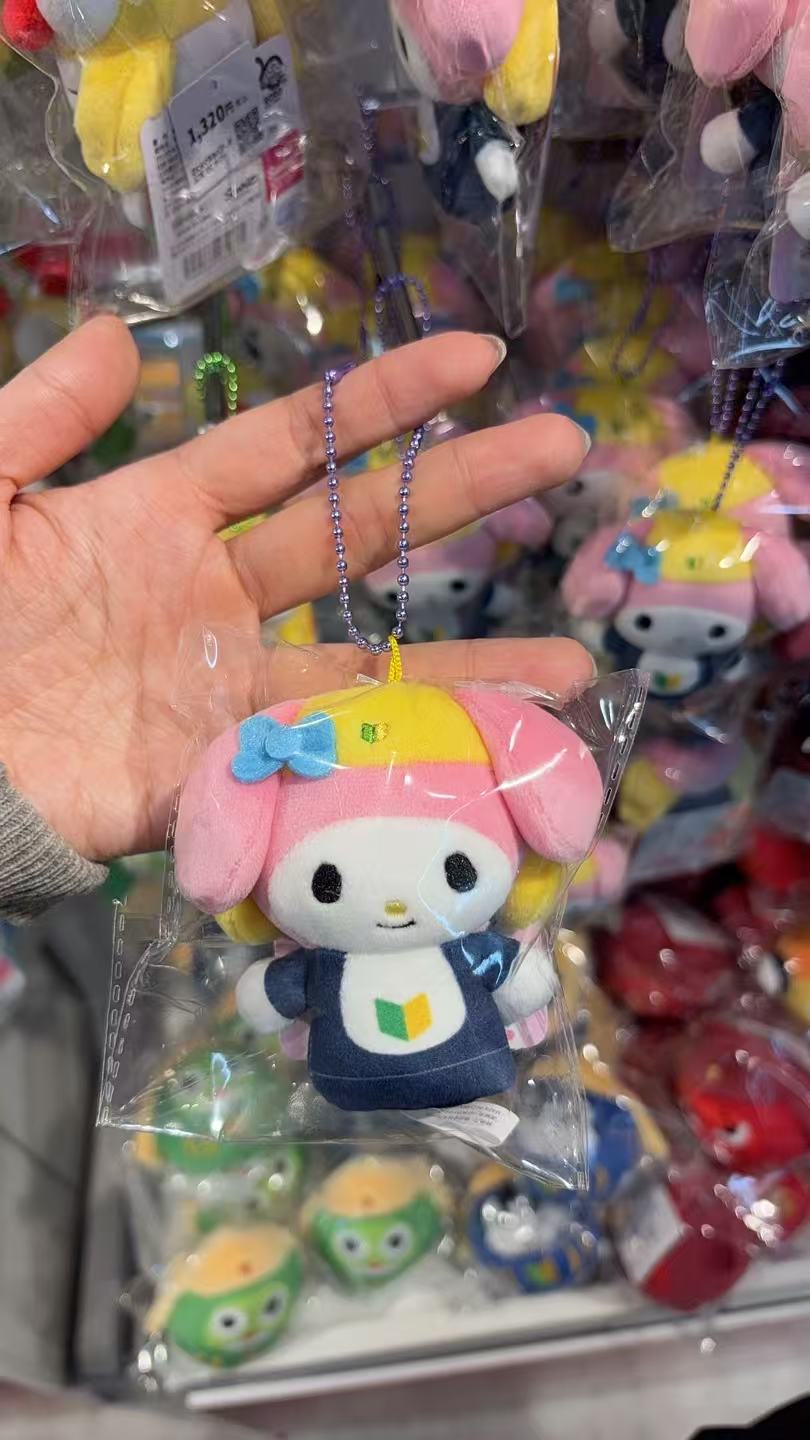 48汇0327 三丽鸥军曹联名美乐蒂毛绒挂件