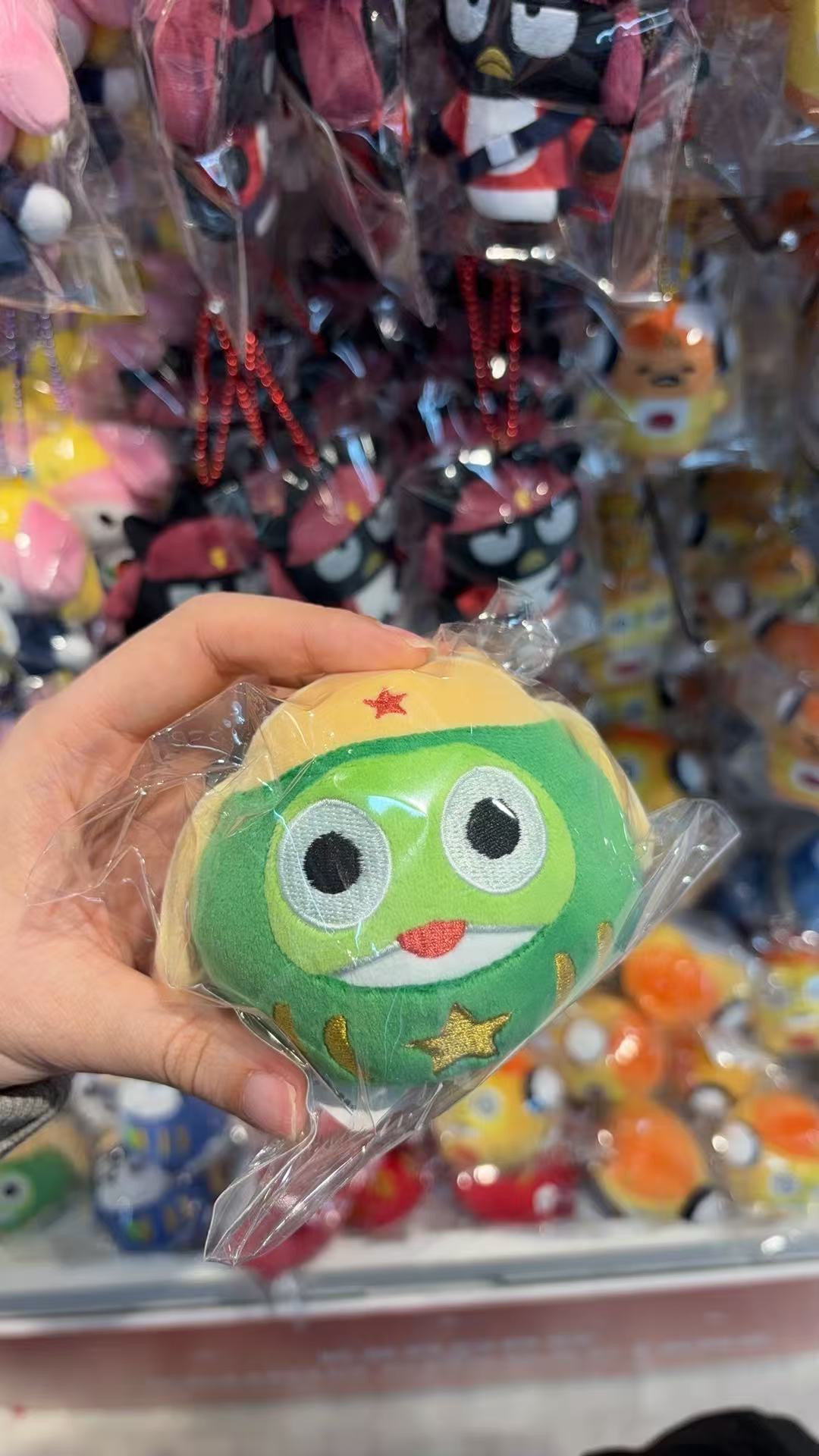 48汇 0327 三丽鸥军曹联名大眼蛙圆滚滚毛绒挂件