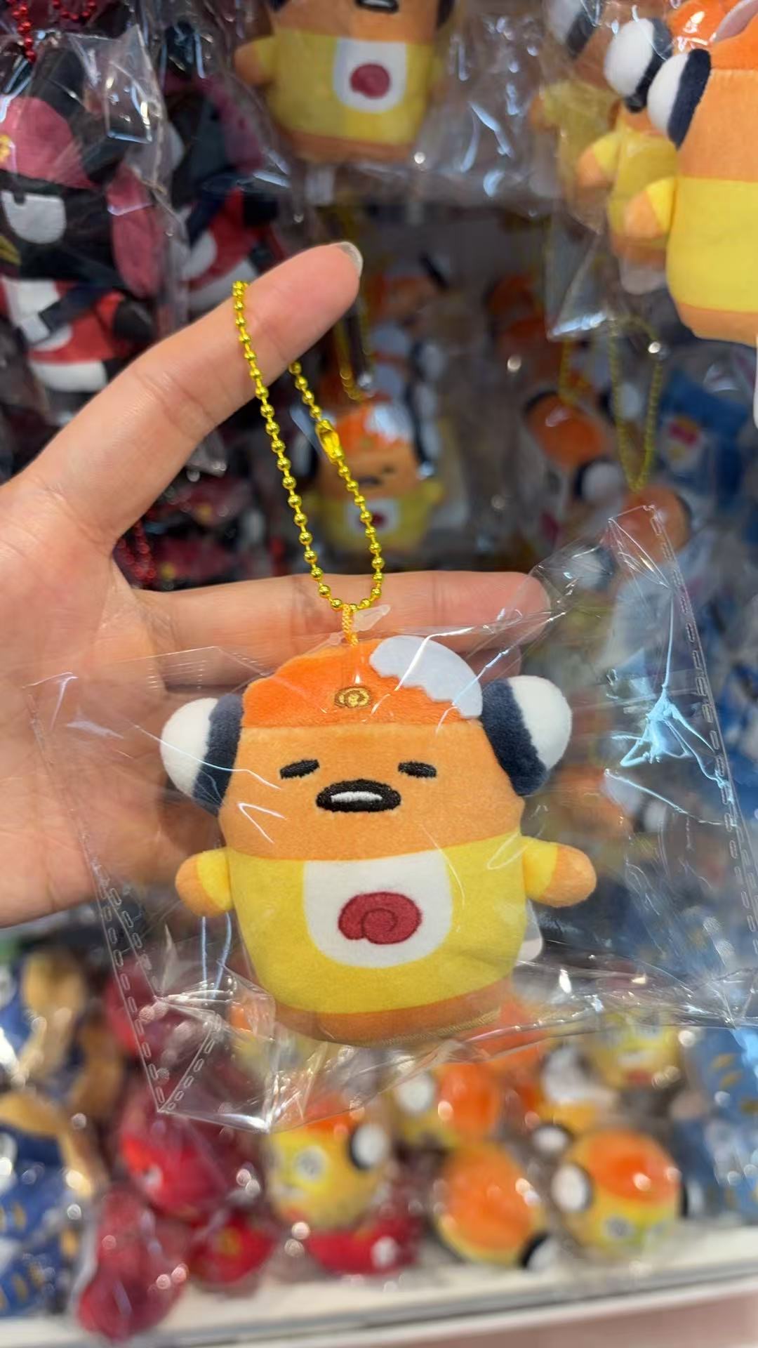 48汇0327 三丽鸥军曹联名懒蛋蛋毛绒挂件