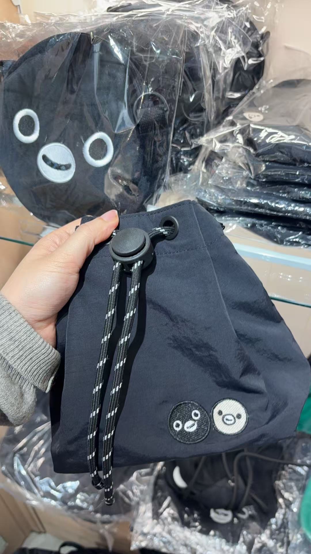 0327 Suica 企鹅Pensta 系列黑色抽绳束口袋小包