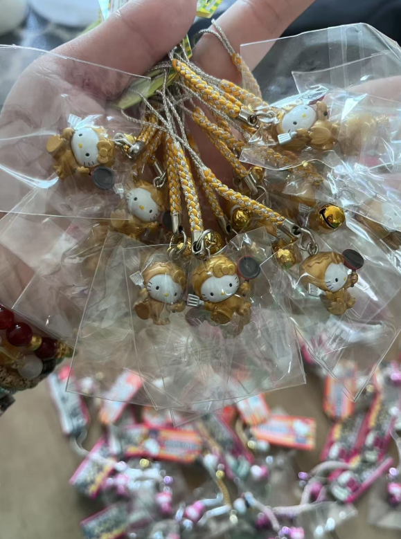 53汇三丽欧kt钥匙扣 金色手拿锅铲