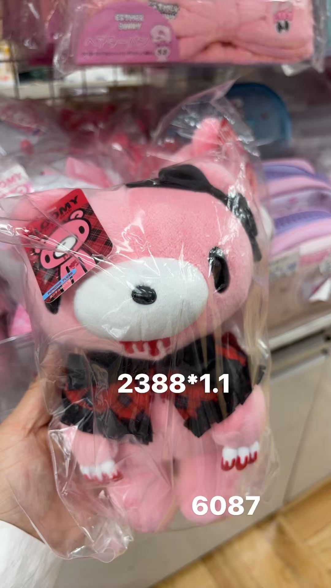 0402 折扣店 暴力熊 格子斗篷 毛绒挂件