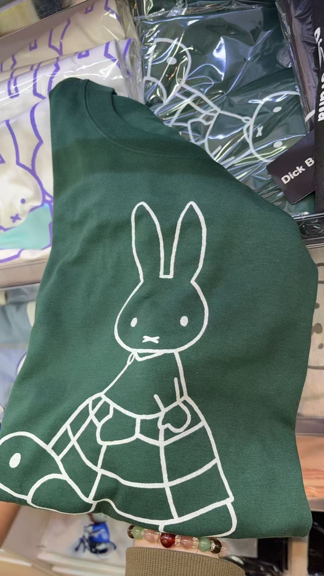 0403 48汇 三丽欧米菲绿色骑着小乌龟 T恤 