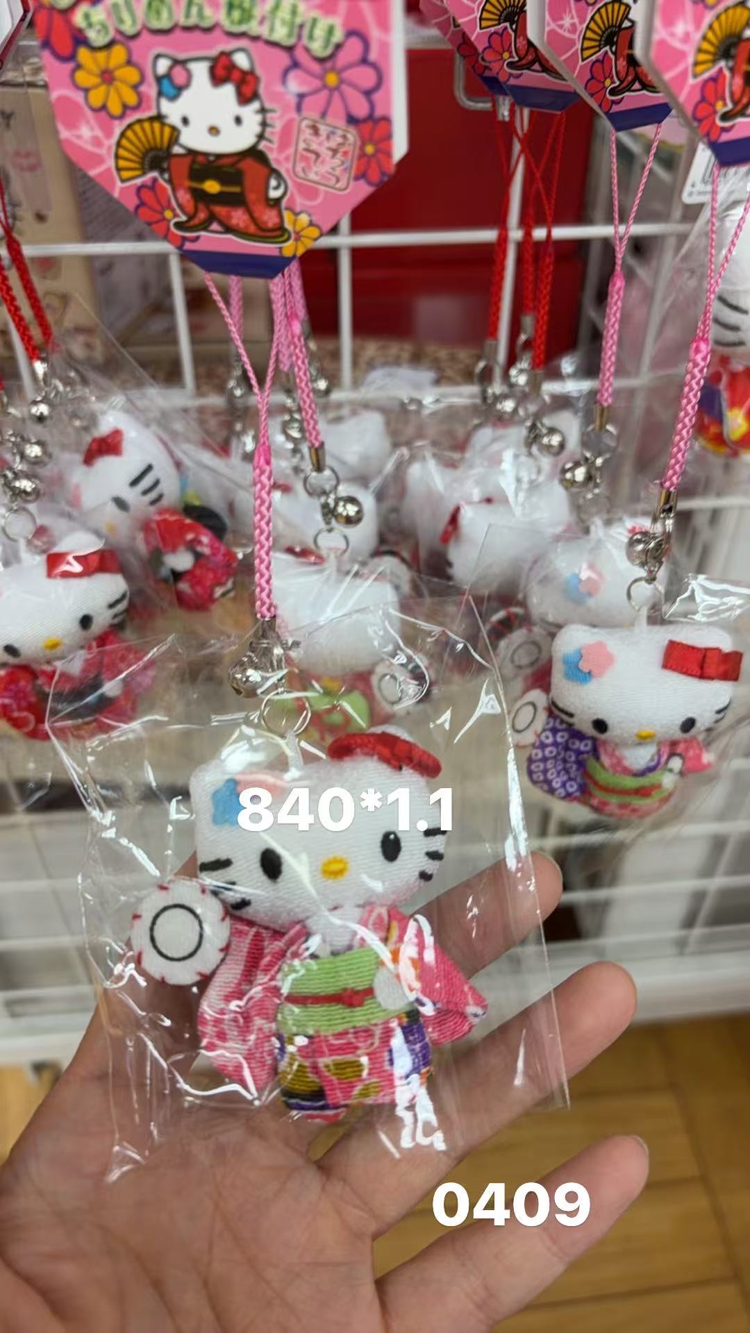 0407 折扣店 三丽鸥 Kitty穿和服带铃铛挂件