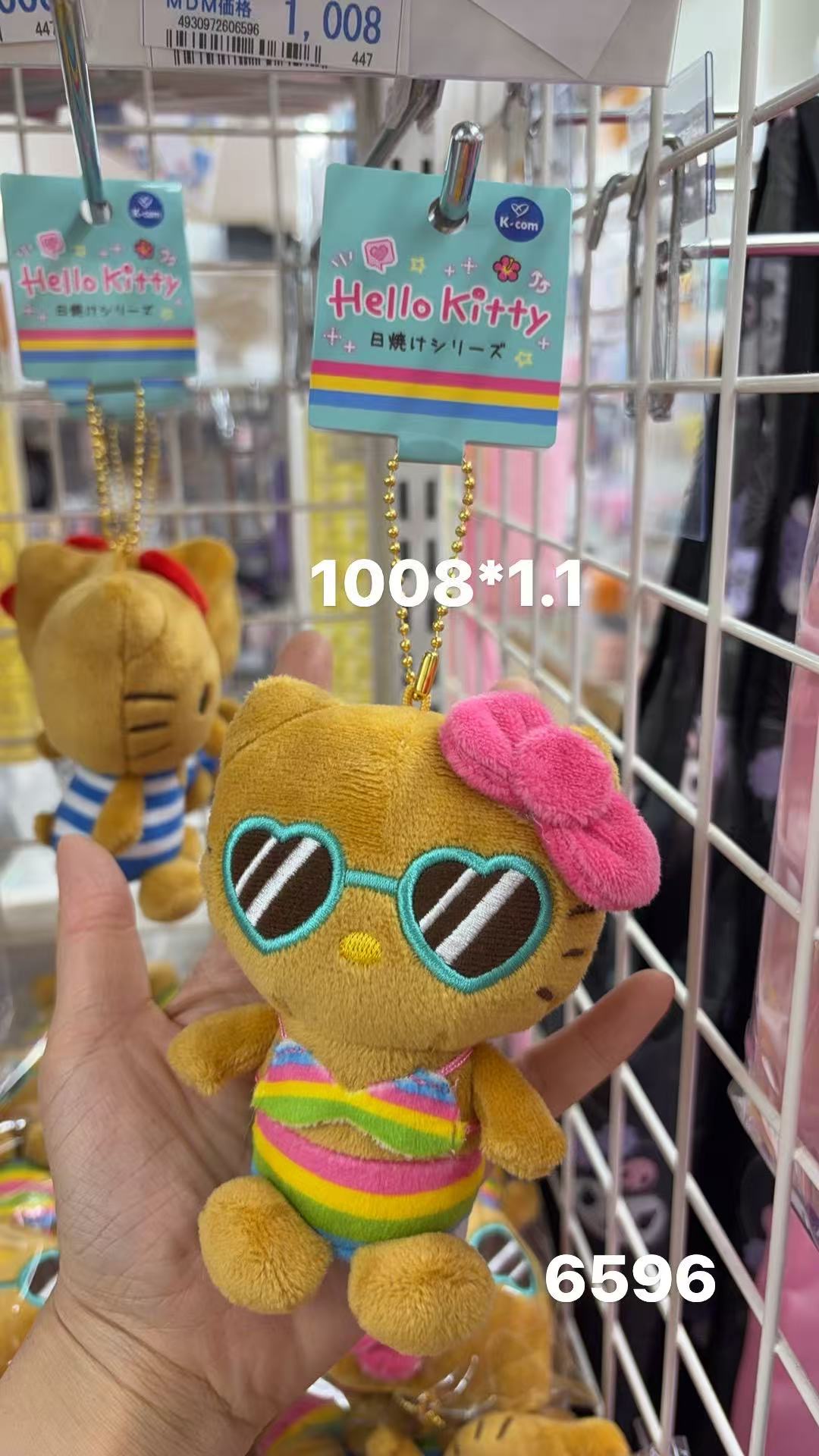 0407 折扣店 三丽鸥黑皮kt比基尼心形眼镜毛绒挂件