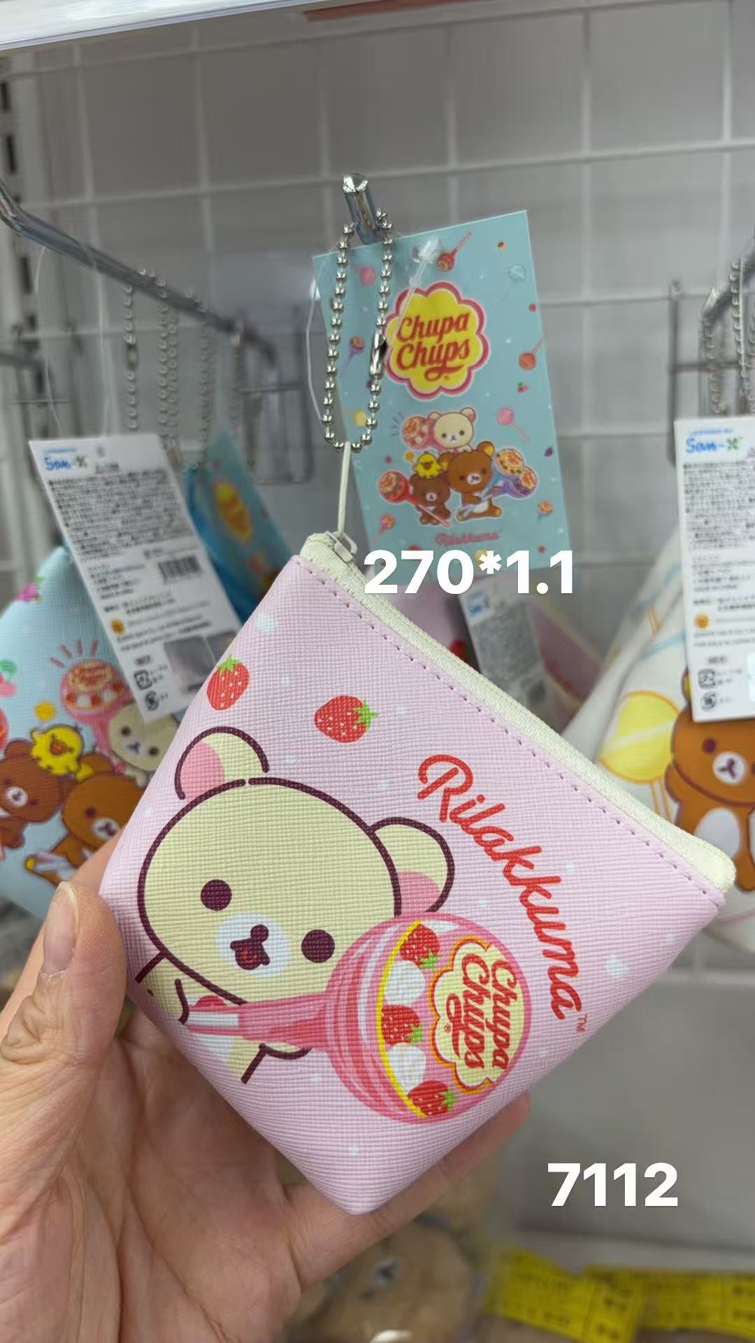 0408 折扣店 轻松熊熊妹手拿巨大草莓棒棒糖 收纳零钱包