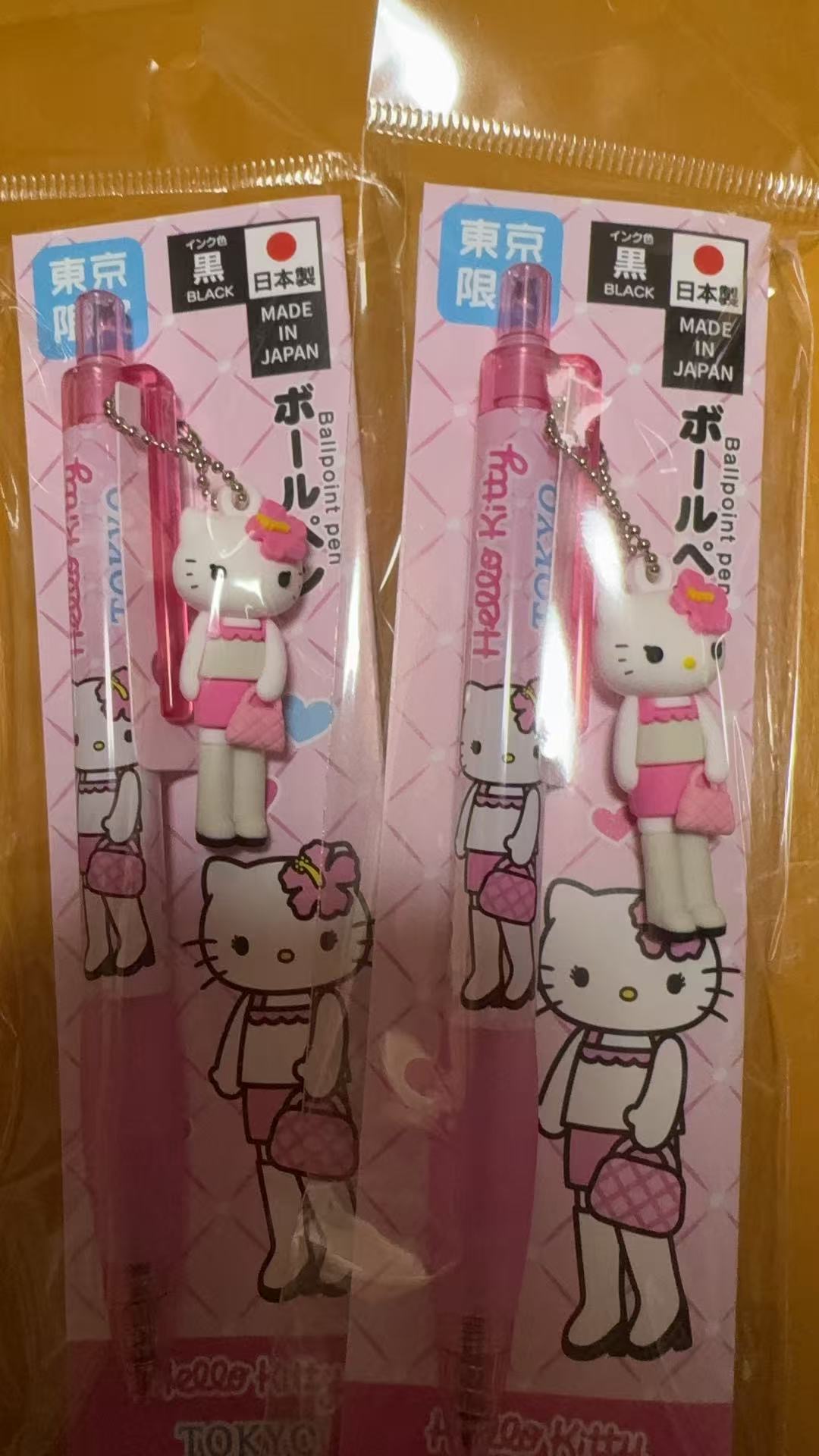 0412 三丽鸥 Hello Kitty 东京限定黑色圆珠笔