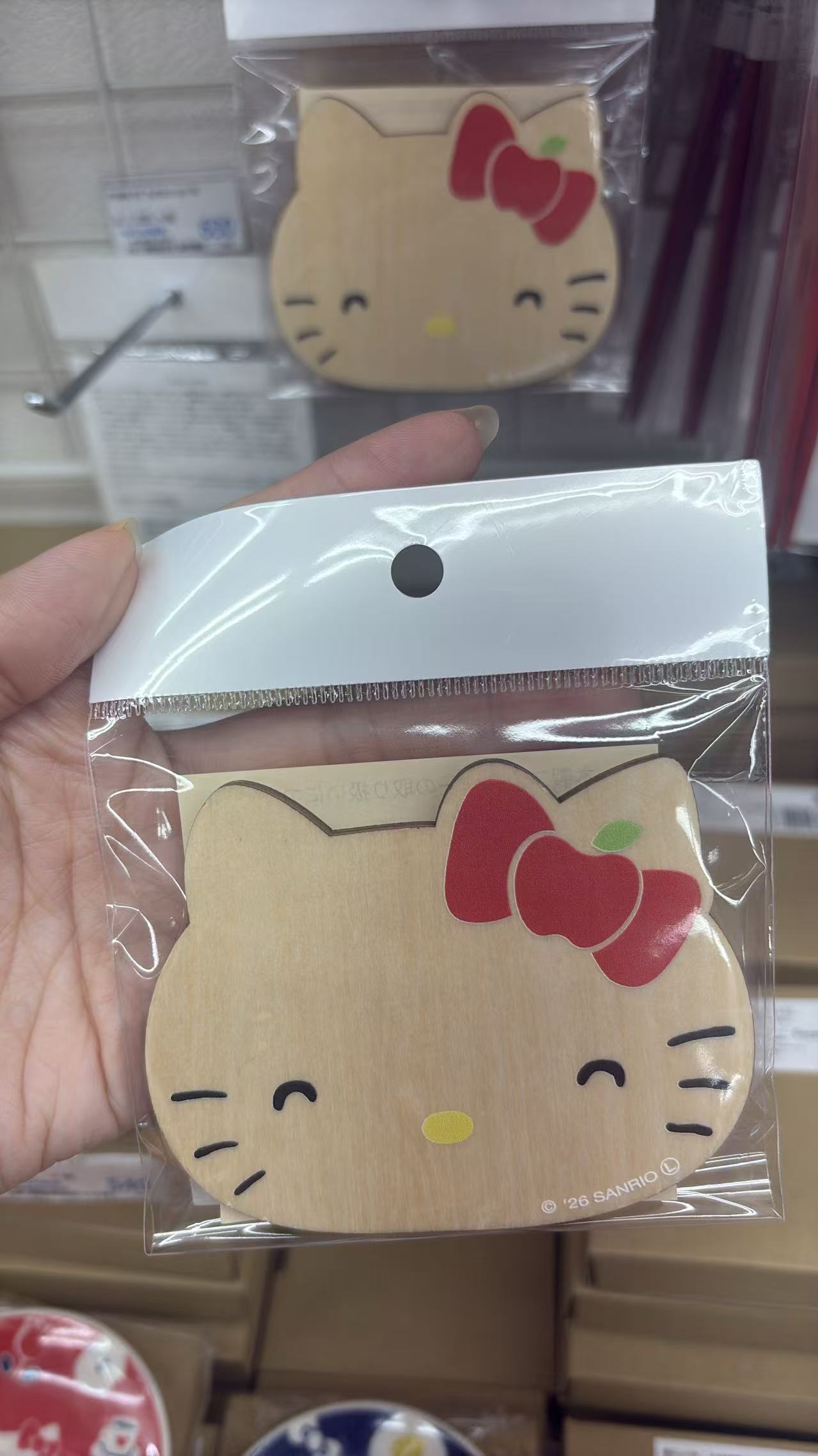 0420 折扣店 三丽鸥kitty戴红色苹果蝴蝶结闭眼微笑表情 木质杯垫