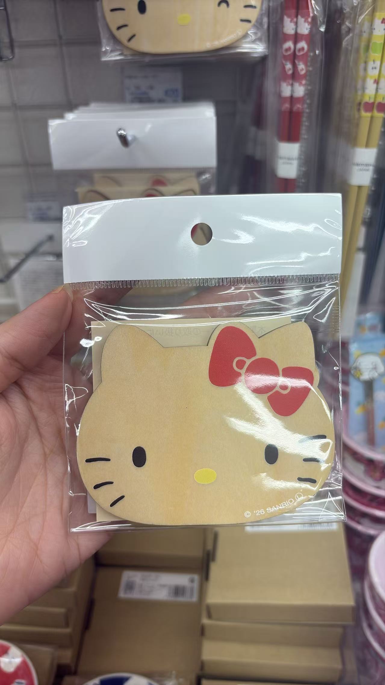 0420 折扣店 三丽鸥kitty带红色蝴蝶结睁眼表情 木质杯垫