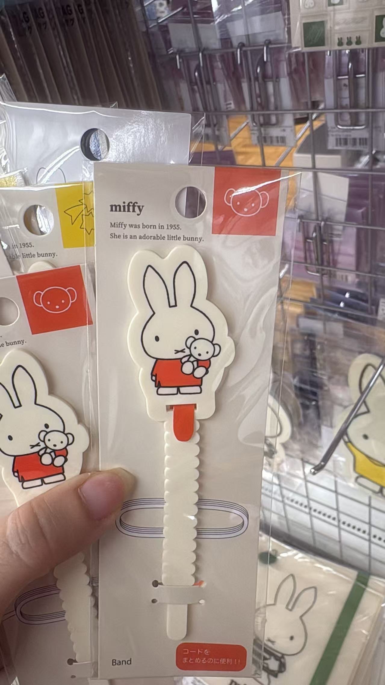 0421 折扣店  米菲（Miffy）抱小熊款理线带橘色