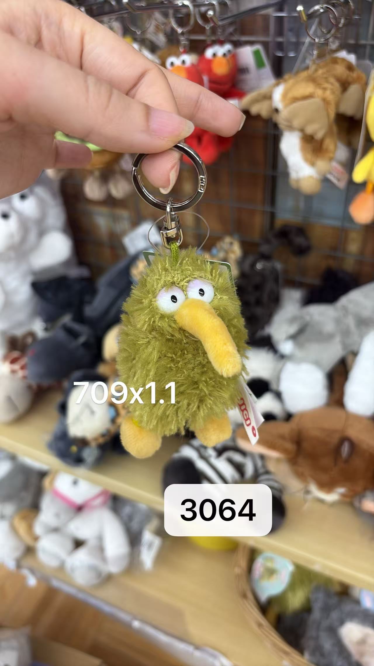 0421 折扣店 nici绿色长鼻子小动物 毛绒挂件