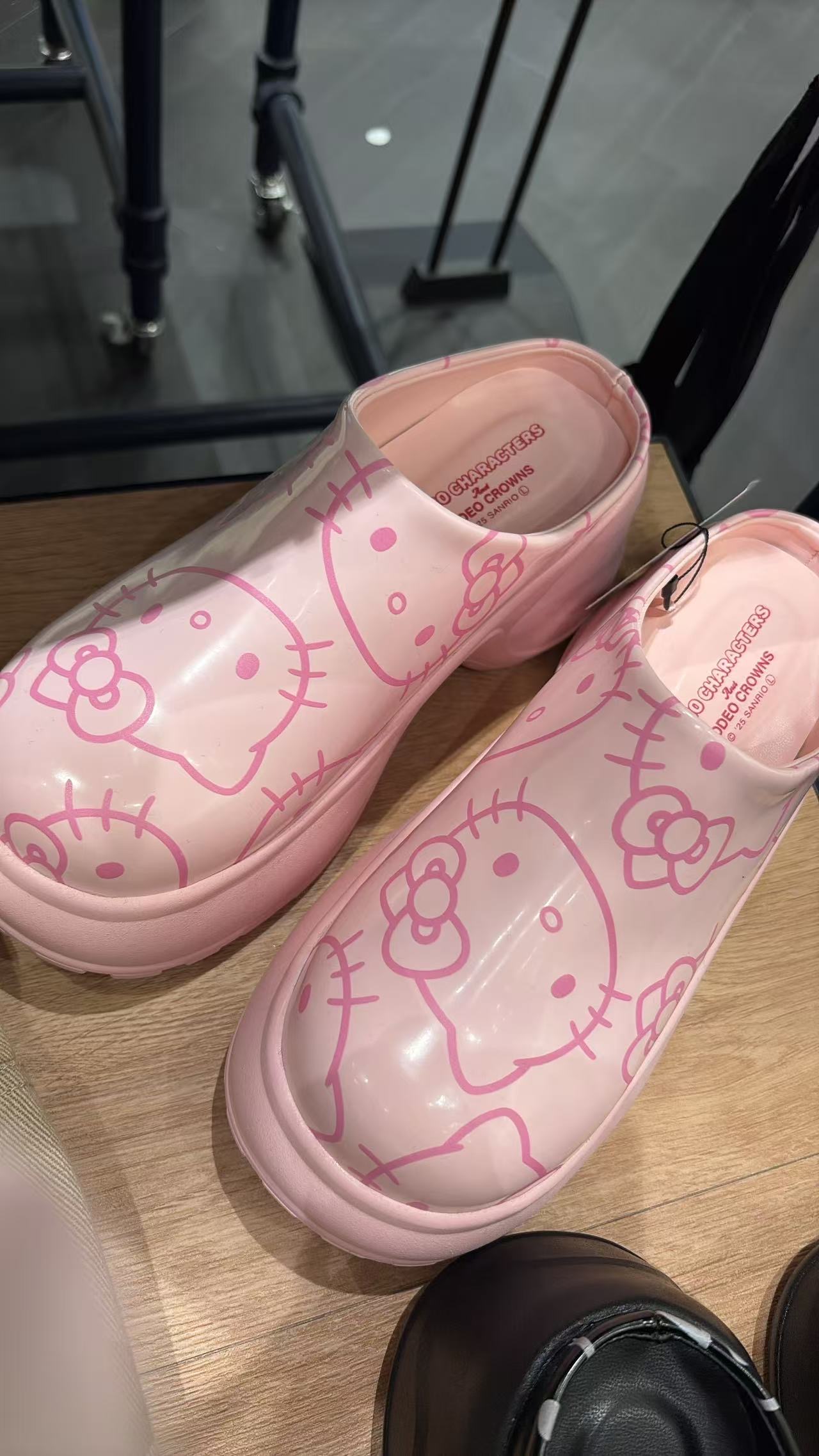 0429 三丽鸥联名系列的Hello Kitty厚底穆勒鞋粉色M