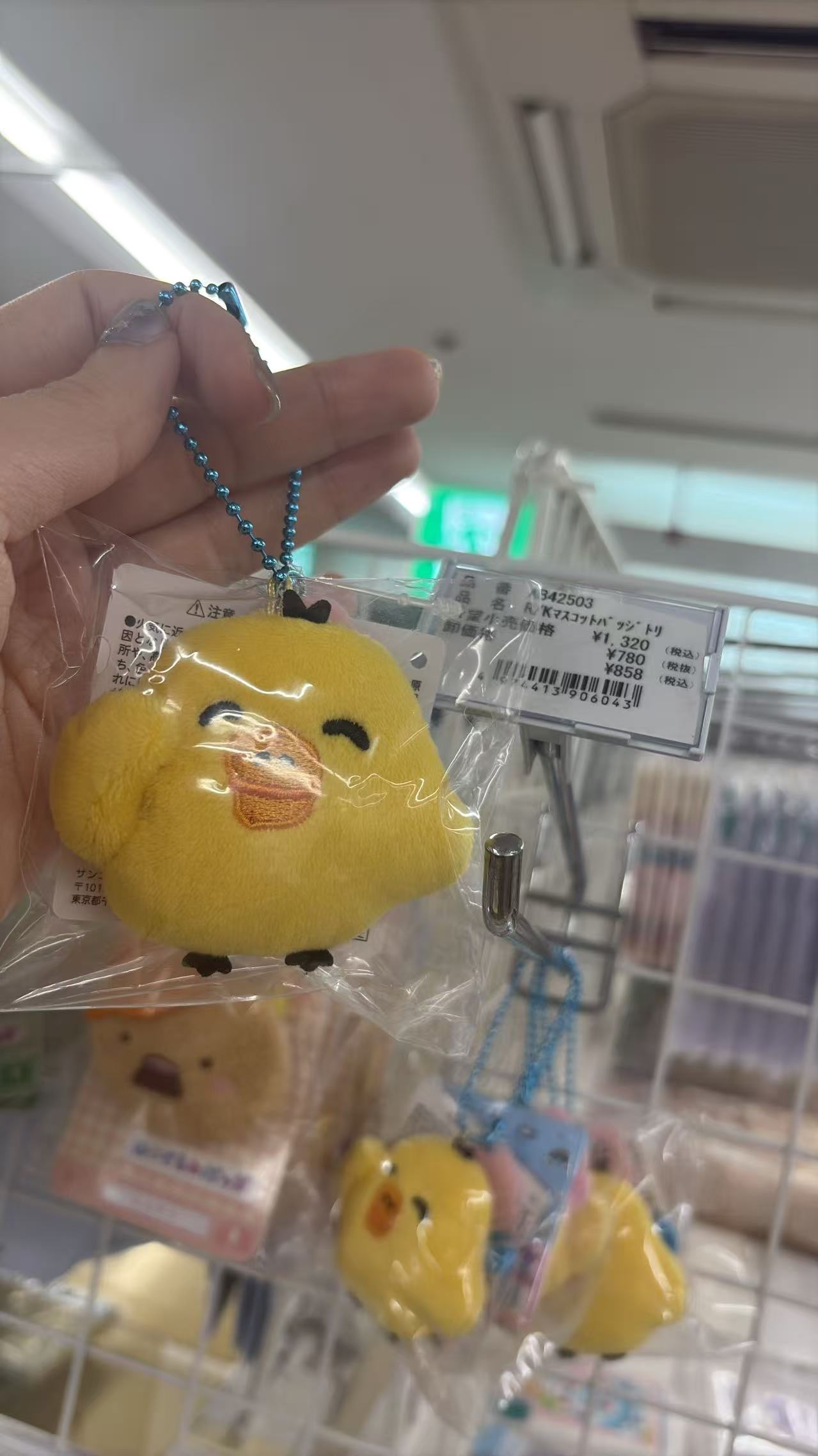 0514 轻松熊 鼻孔鸡毛绒挂件