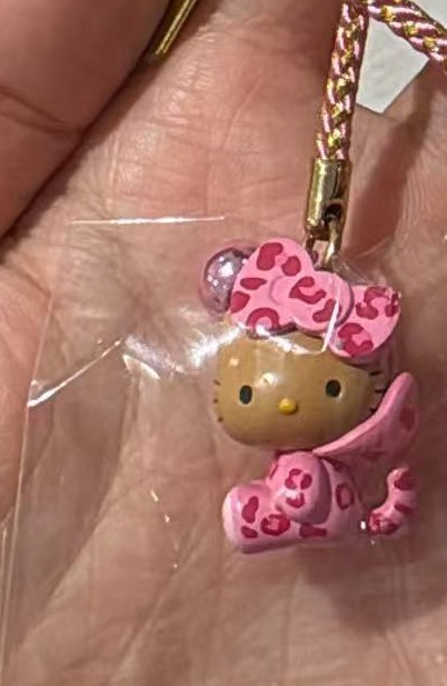 0514 三丽欧黑皮粉色 豹纹 挂件