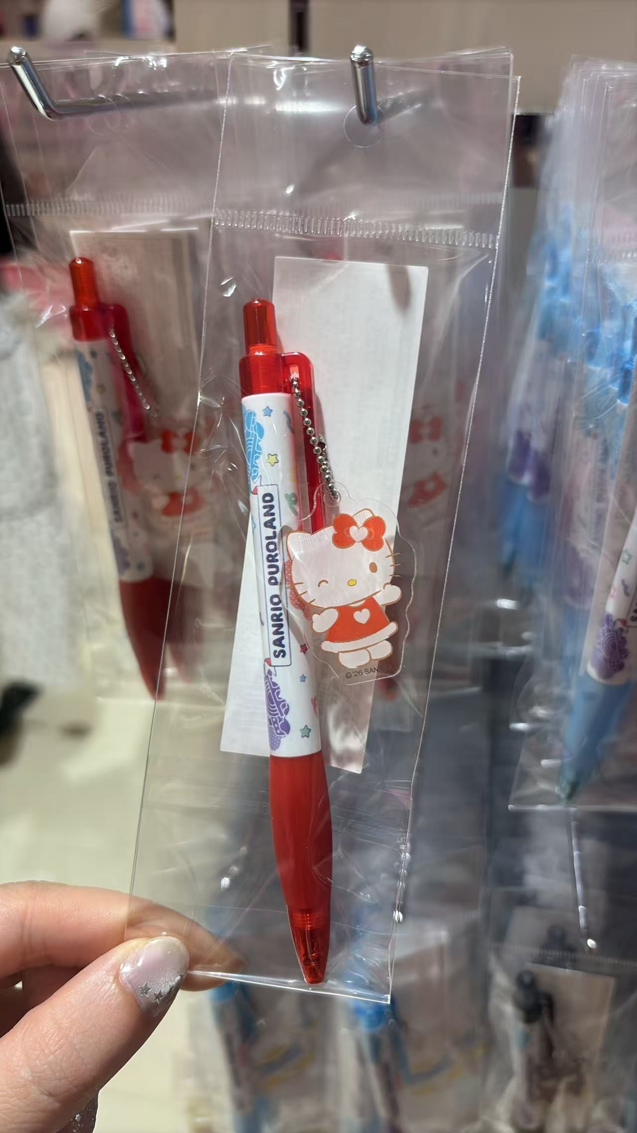0515 三丽鸥彩虹乐园限定的Hello Kitty吊坠圆珠笔红色