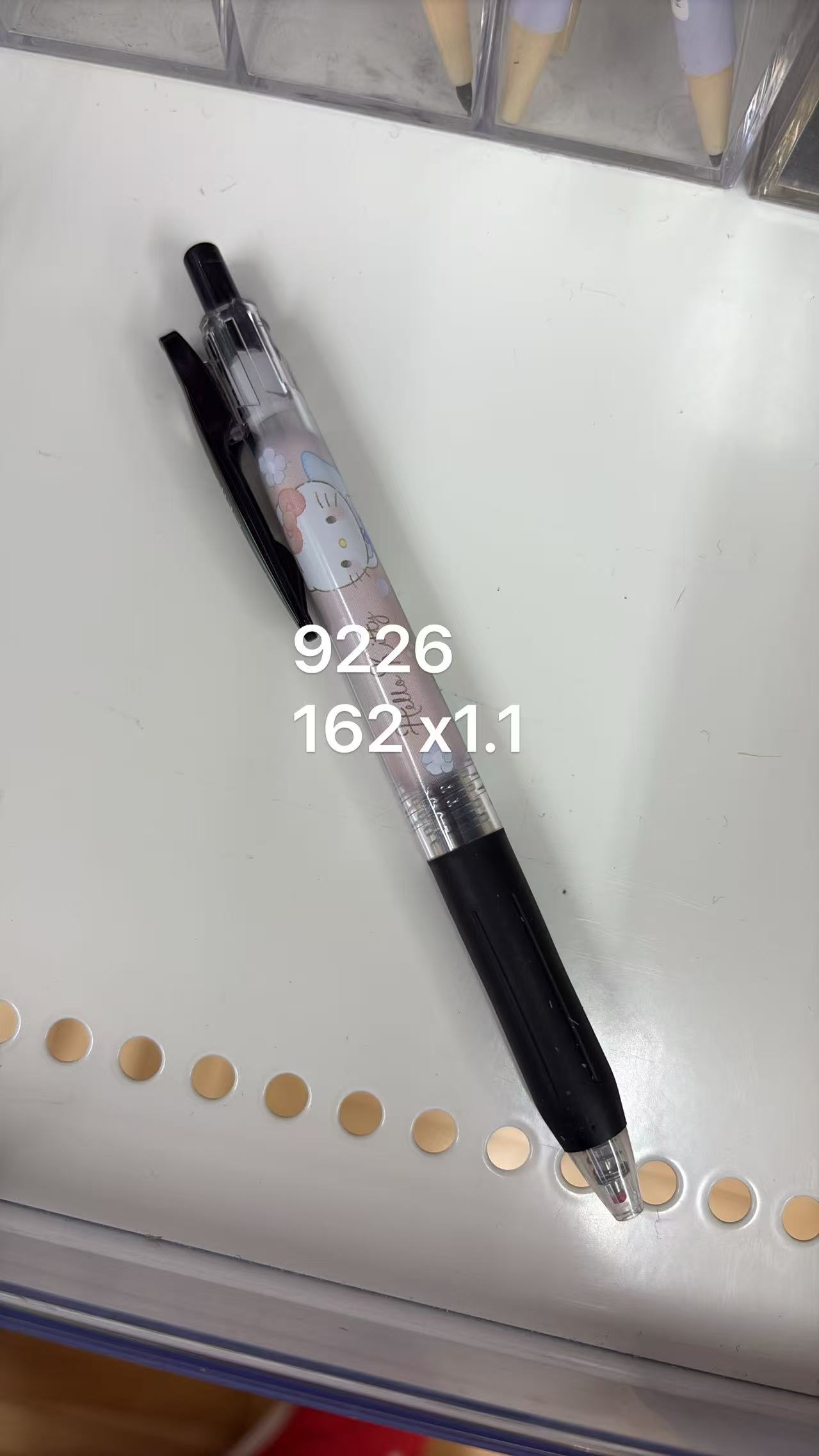 0518 折扣店 Hello Kitty主题的按动式中性笔
