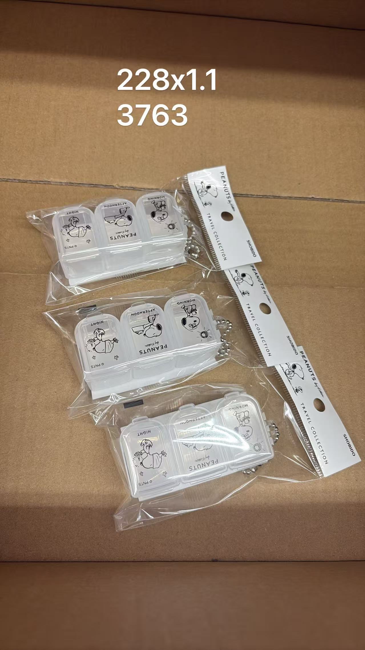 0520 折扣店 史努比联名的旅行系列三格分装收纳盒（便携药盒）
