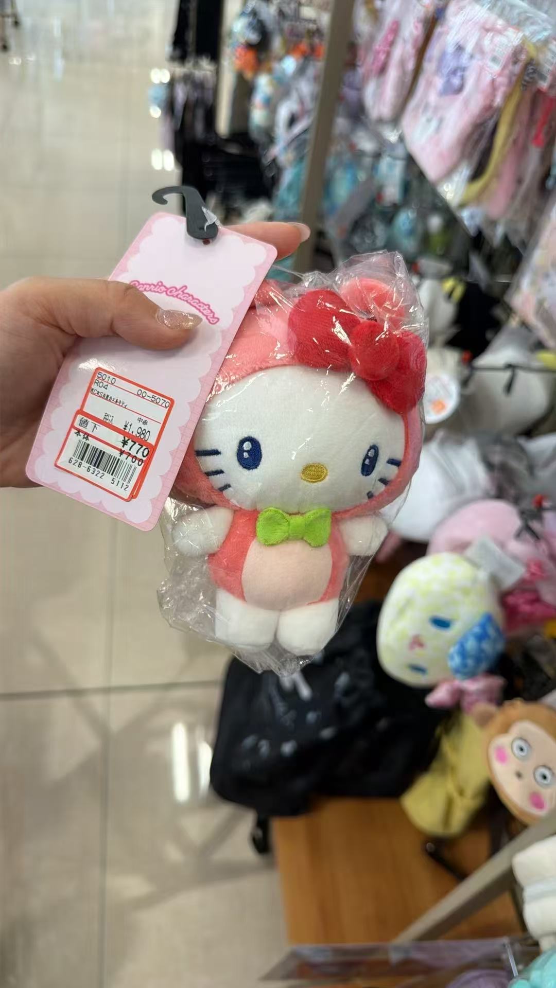 0526 三丽欧红衣服kt 毛绒挂件
