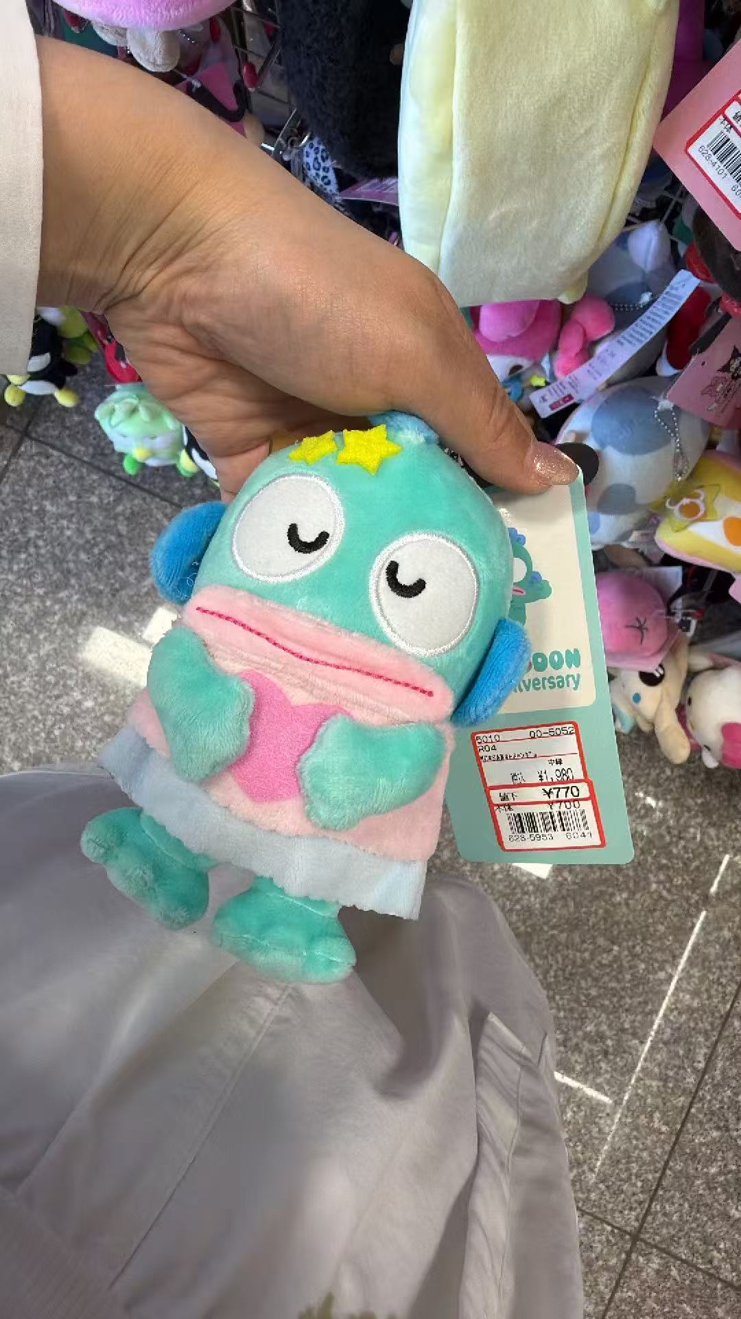 0609 三丽鸥 丑鱼穿粉色爱心裙子闭眼 毛绒挂件