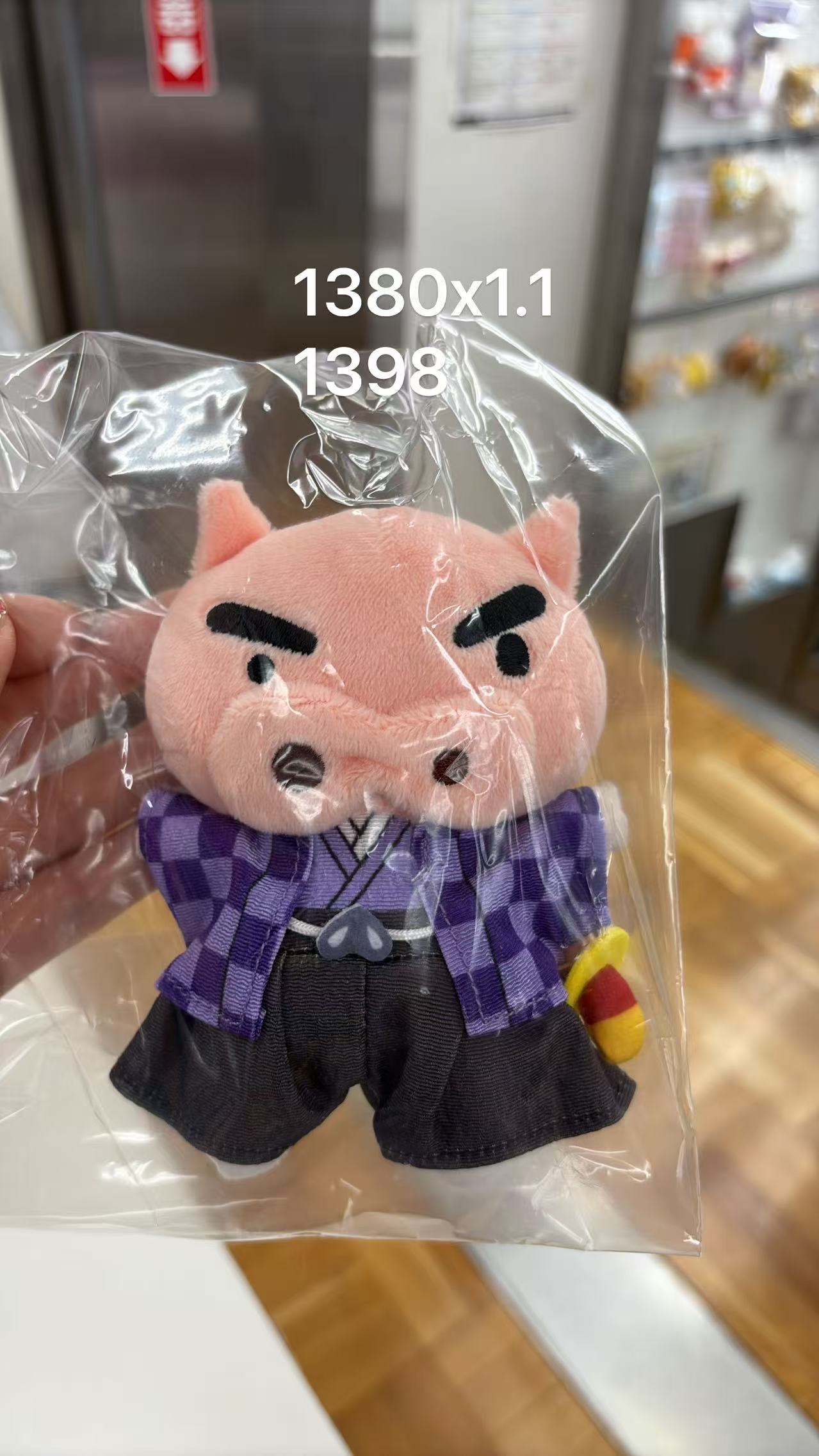 0530 折扣店 《蜡笔小新》肥嘟嘟左卫门毛绒挂件