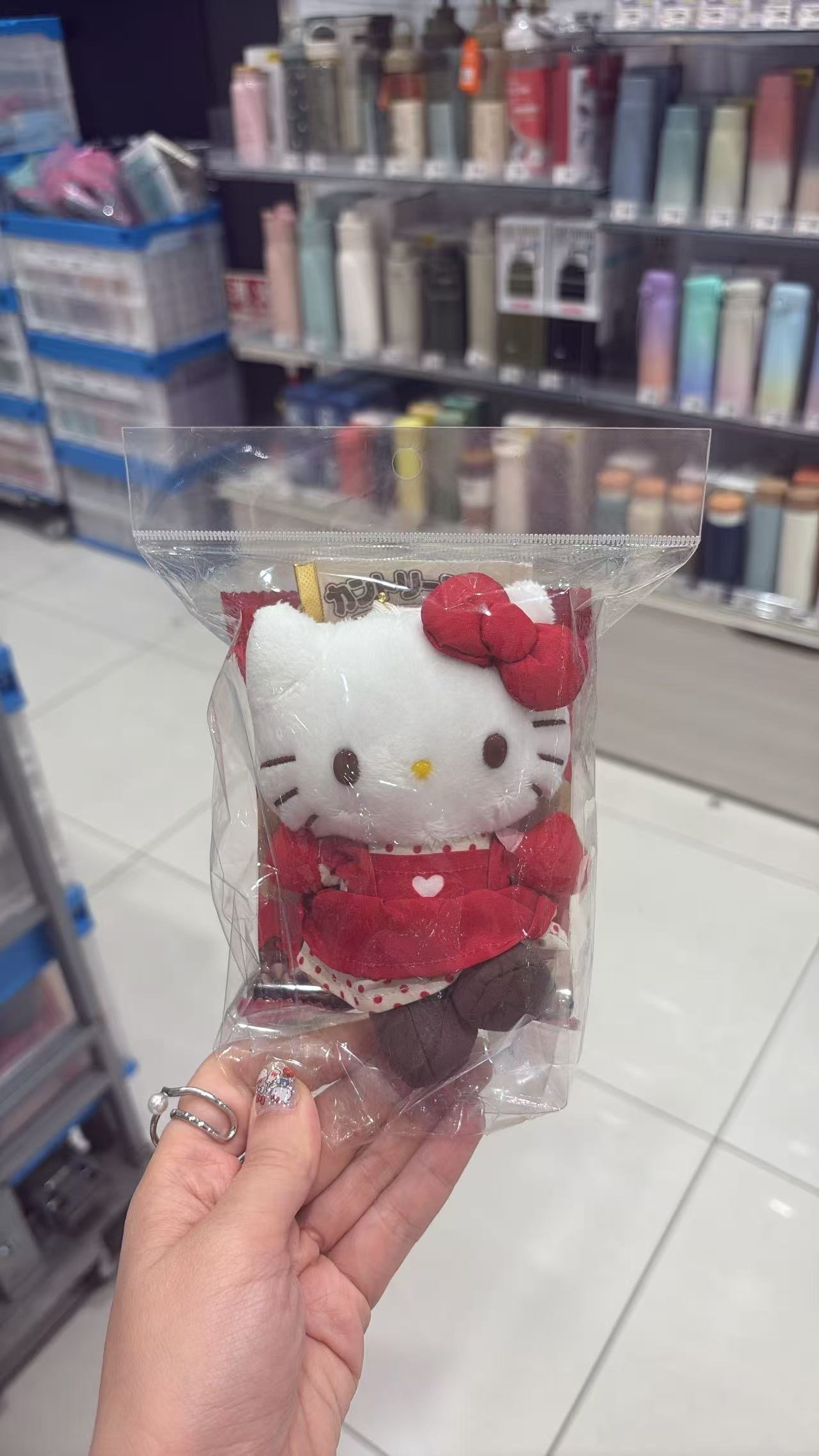 0604 半价 三丽欧kt红色裙子 毛绒挂件