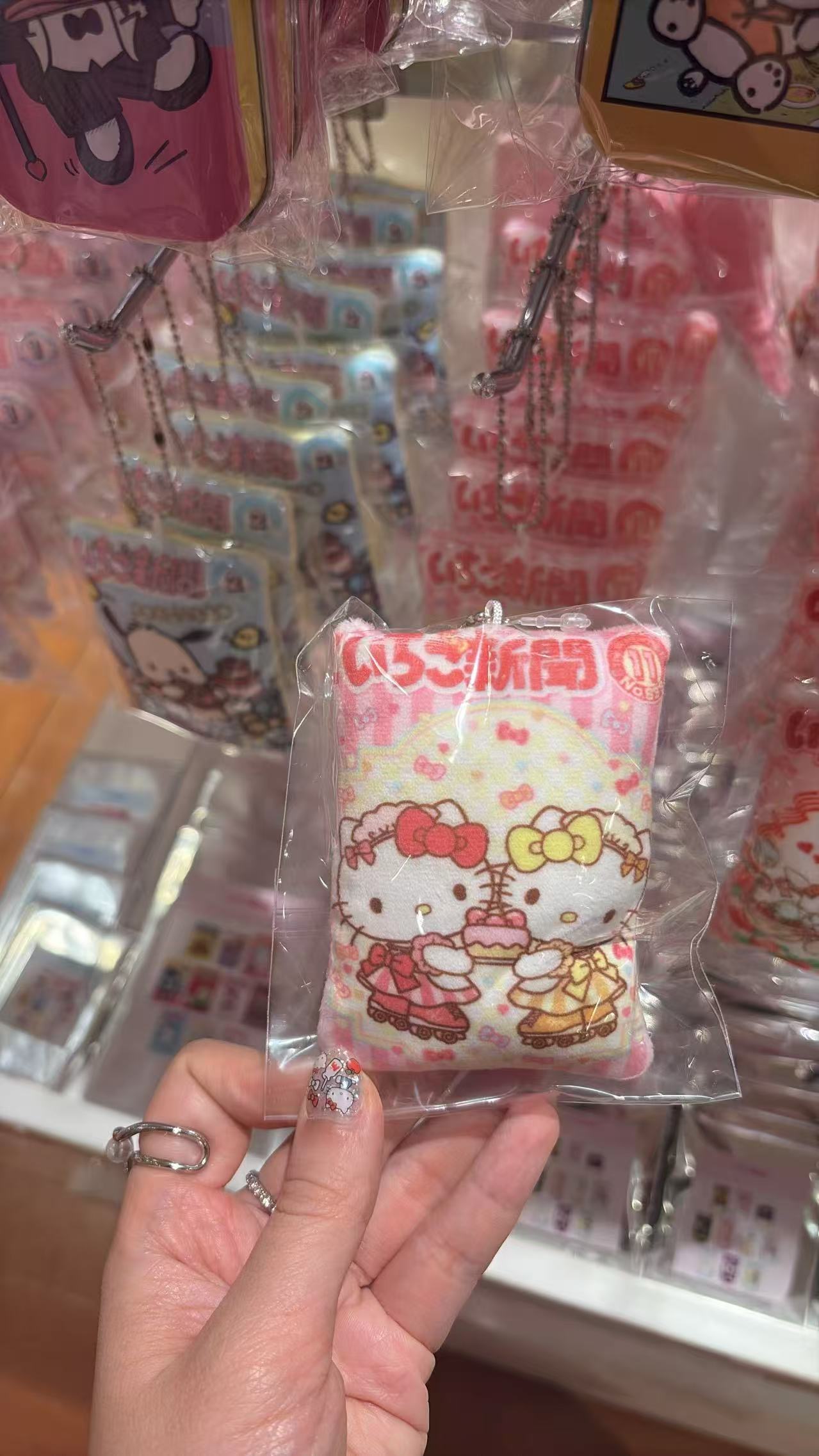 0605 Hello Kitty《草莓新闻》联名抱枕型挂件