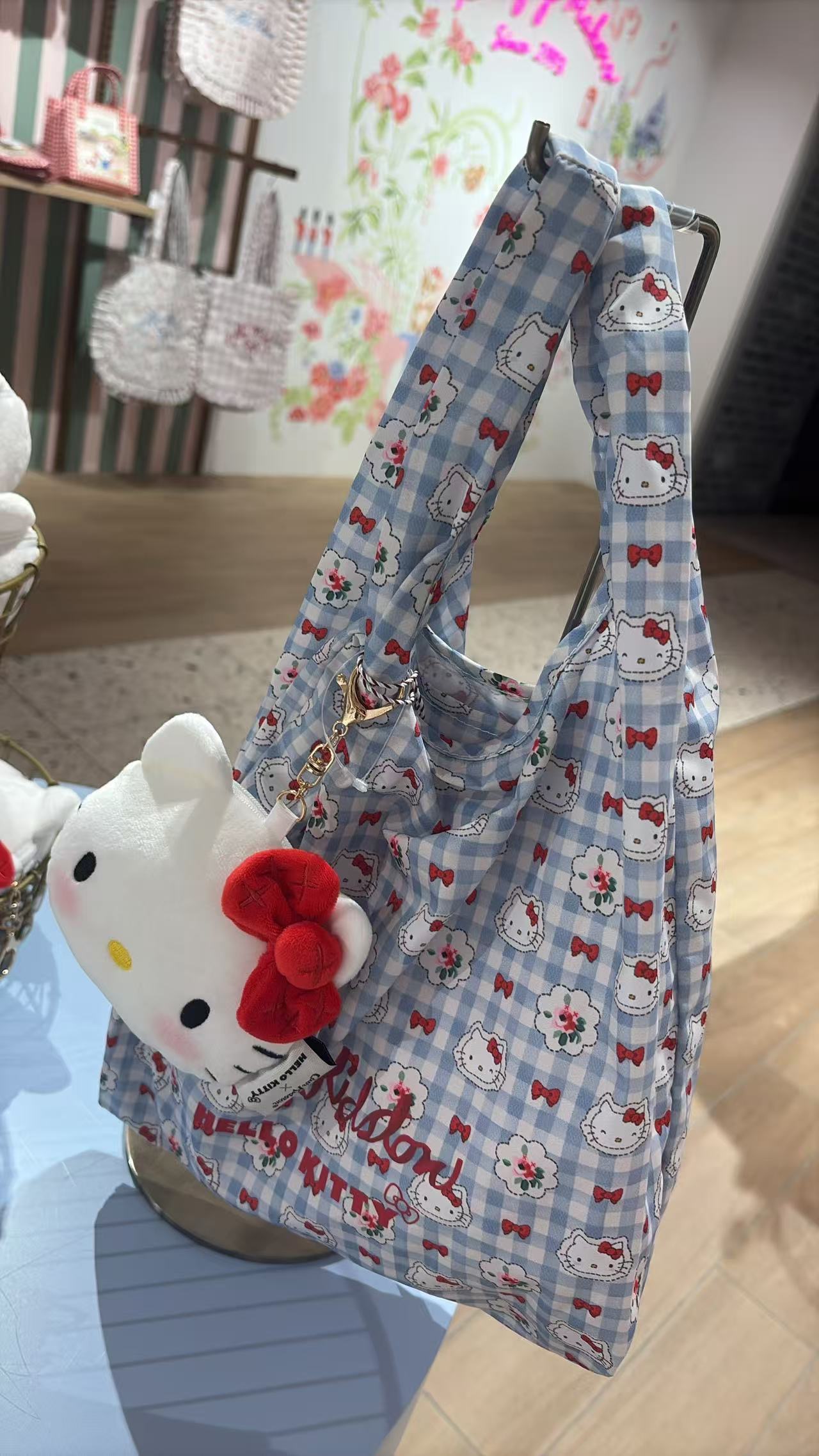 48汇0605  Hello Kitty蓝格碎花托特包带毛绒kt大头包