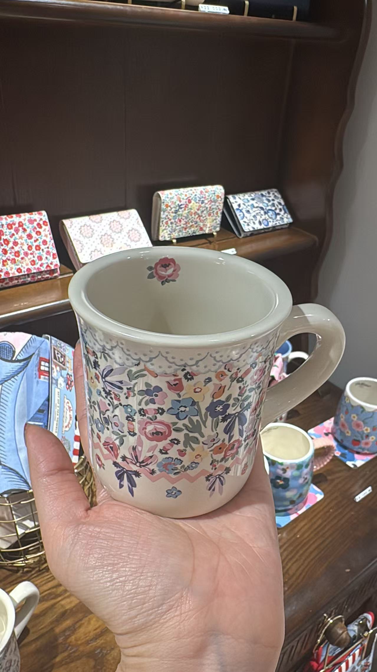 0606 48汇 三丽欧ck联名 白色 花朵图案 陶瓷杯