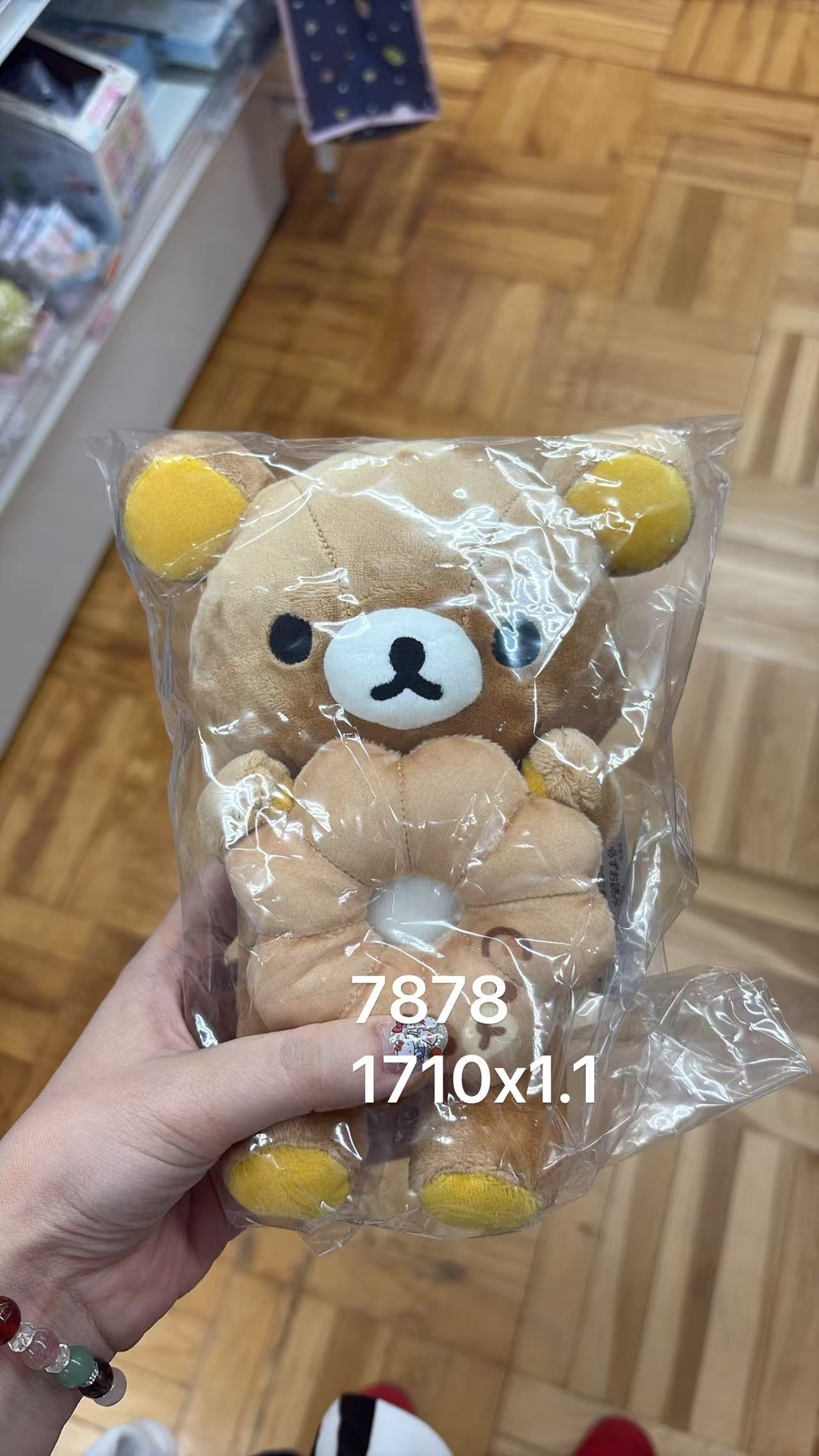 0612 折扣店 轻松熊熊哥抱着甜甜圈 毛绒玩偶