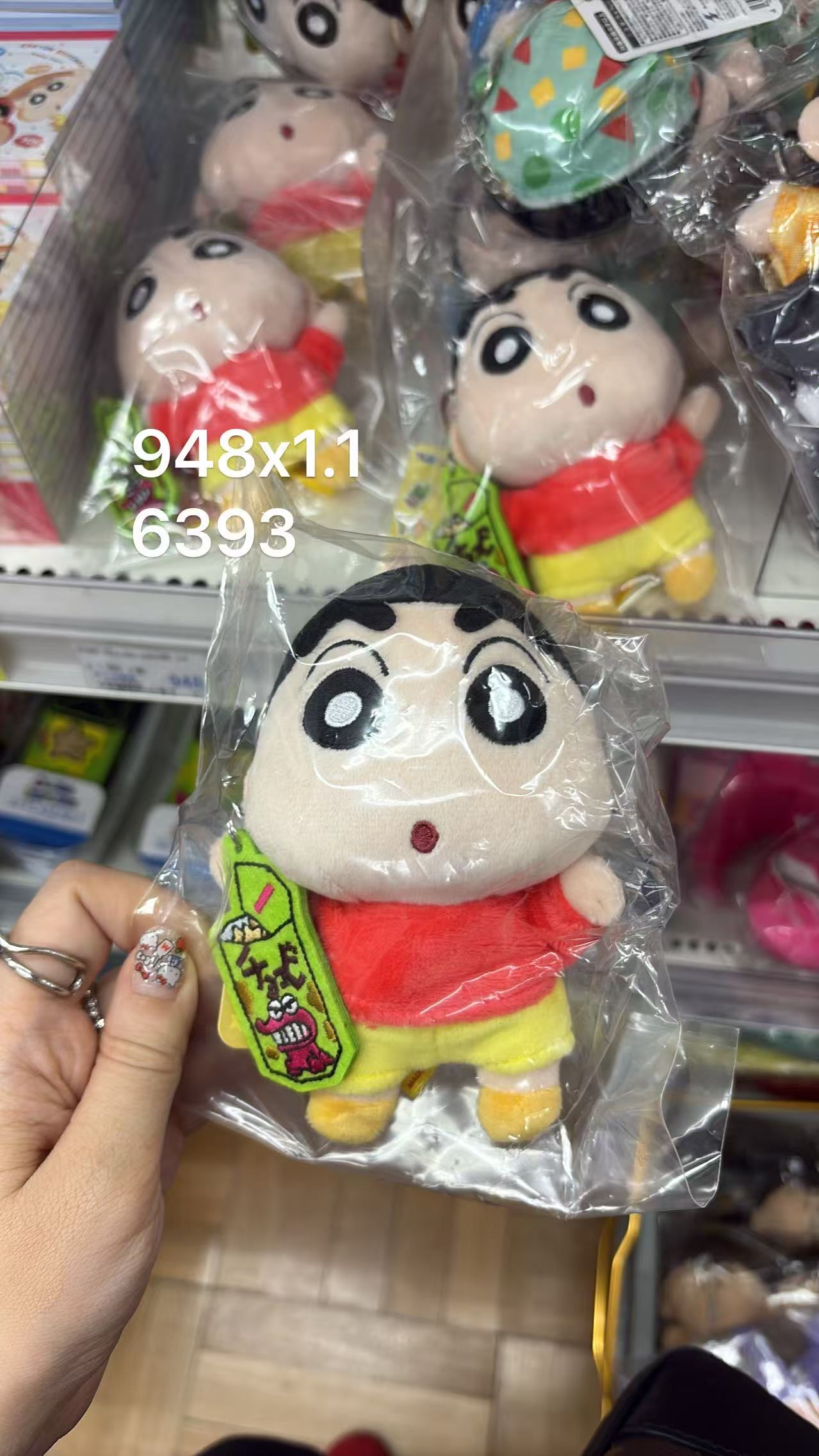 0616 折扣店 蜡笔小新红色衣服 手拿绿色牌子 毛绒挂件