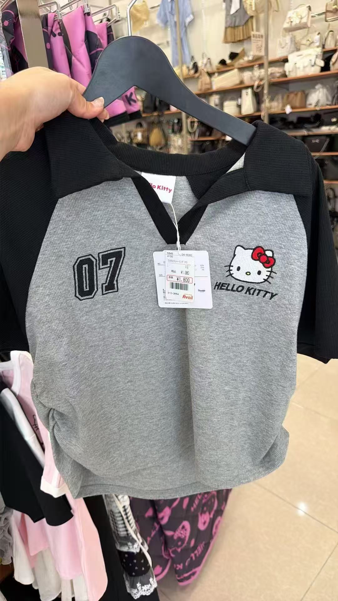 0616 Avail &times; Hello Kitty 插肩Polo黑灰拼接短款罗纹T恤M码