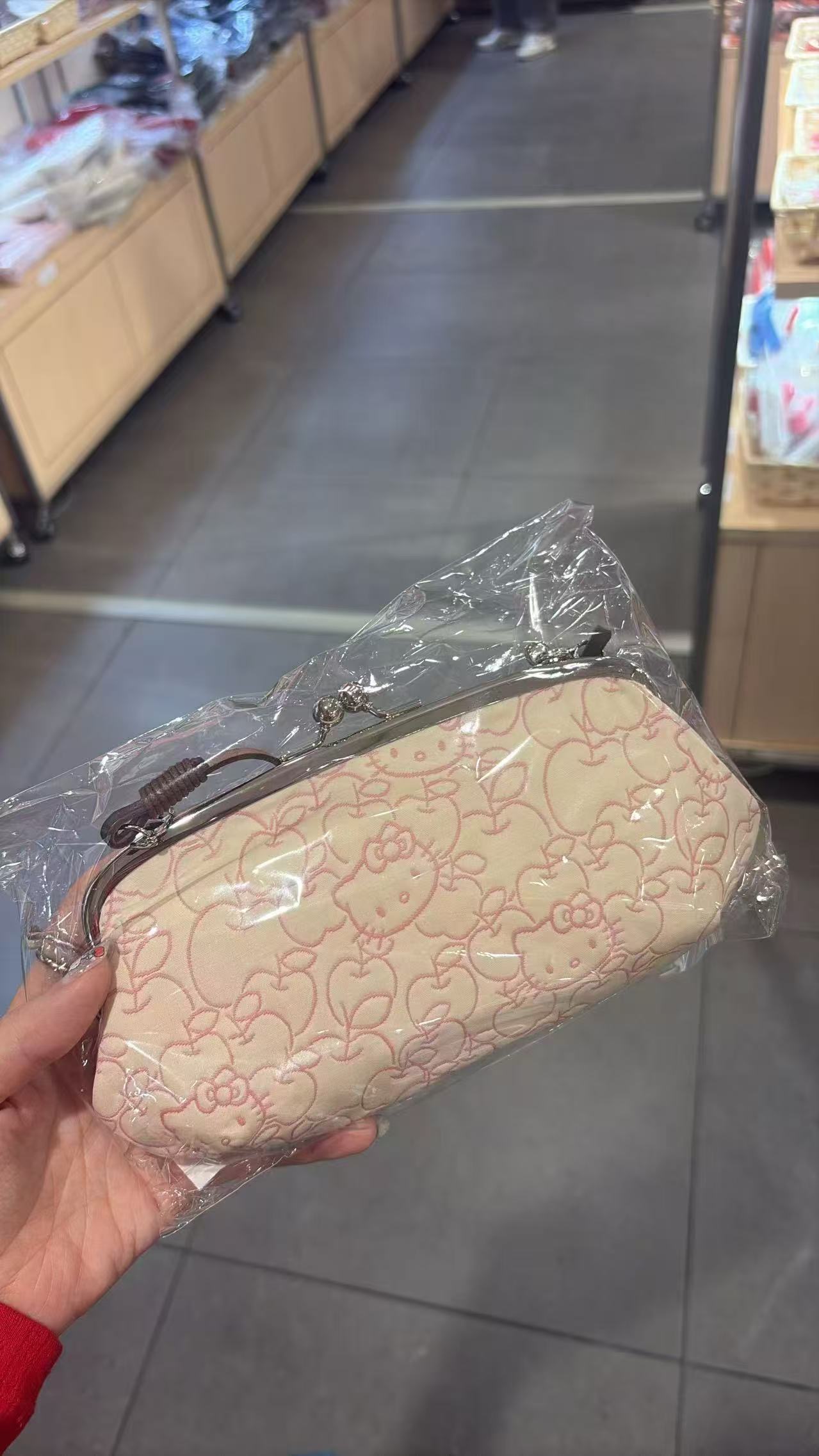 5汇0617 Hello Kitty 浅粉苹果满刺绣小号蛙嘴包包