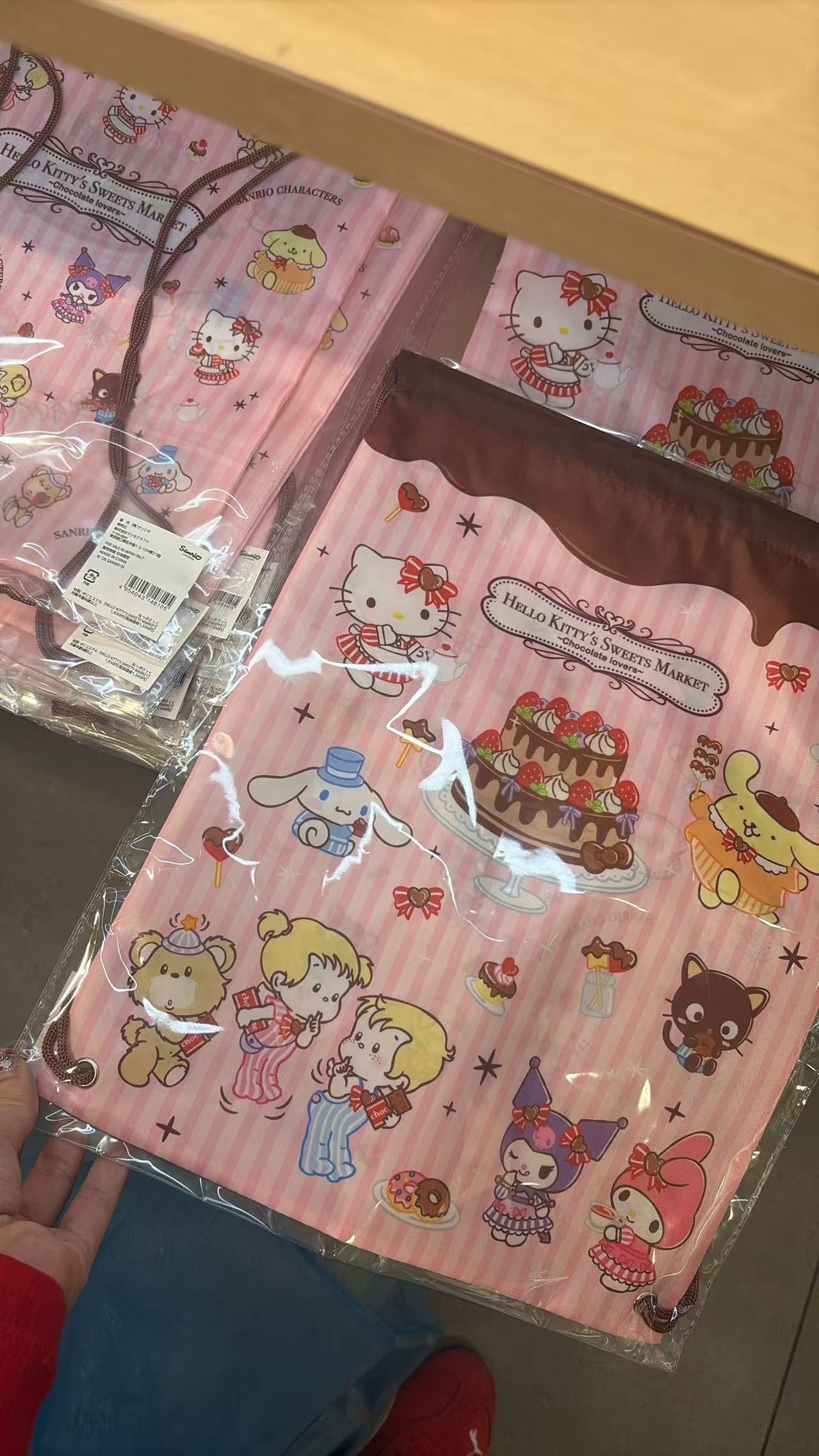 5汇0617 Hello Kitty&rsquo;s Sweets Market 全员角色抽绳束口袋