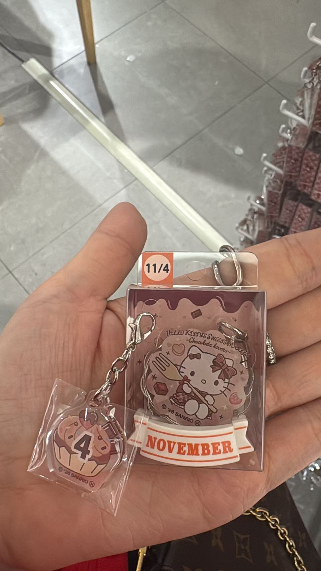 5汇0617 Hello Kitty甜品市集 11月4日生日组合亚克力挂件