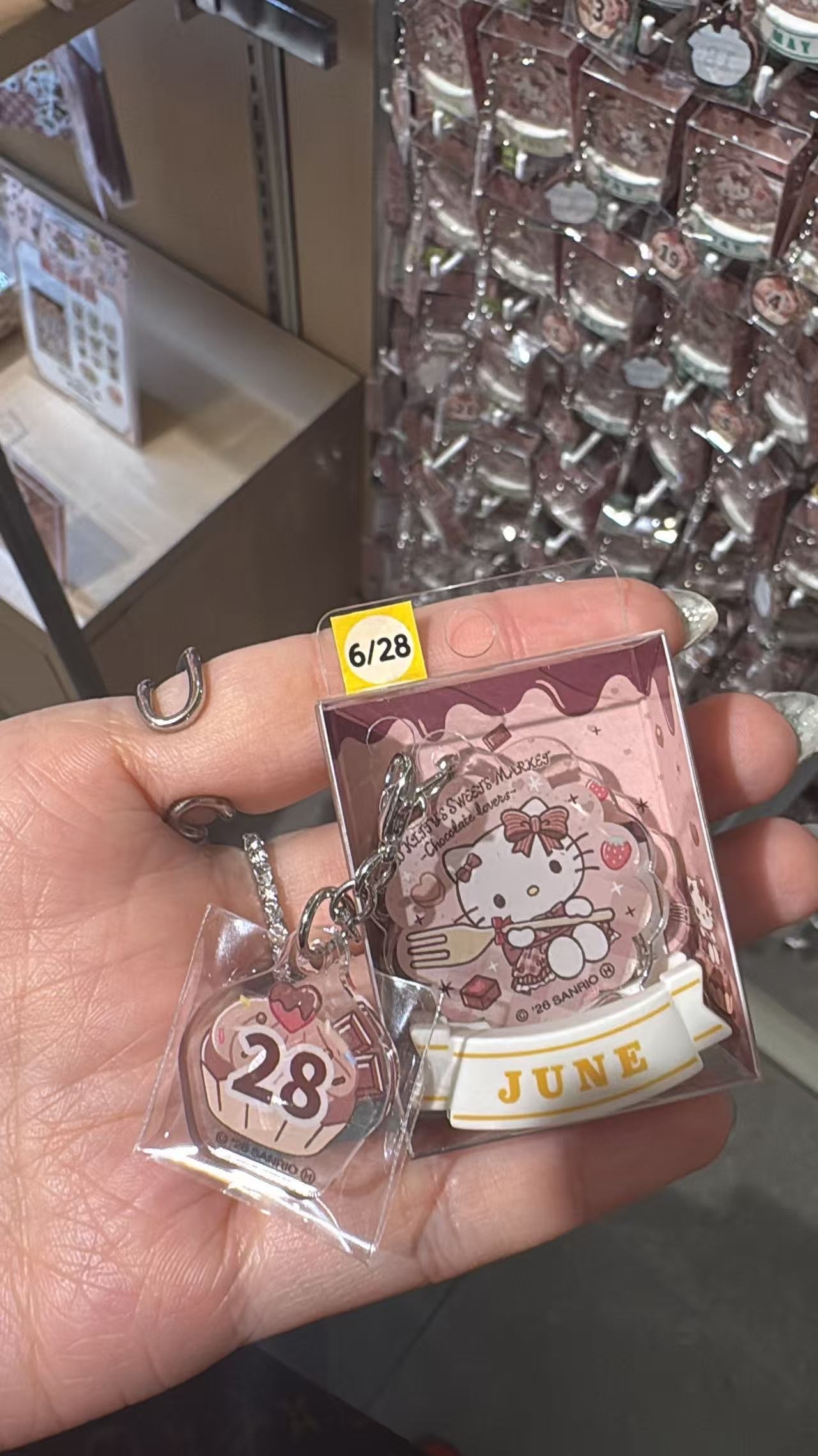 5汇0617 Hello Kitty甜品市集 生日月份日期双片亚克力挂件（6月28日款）