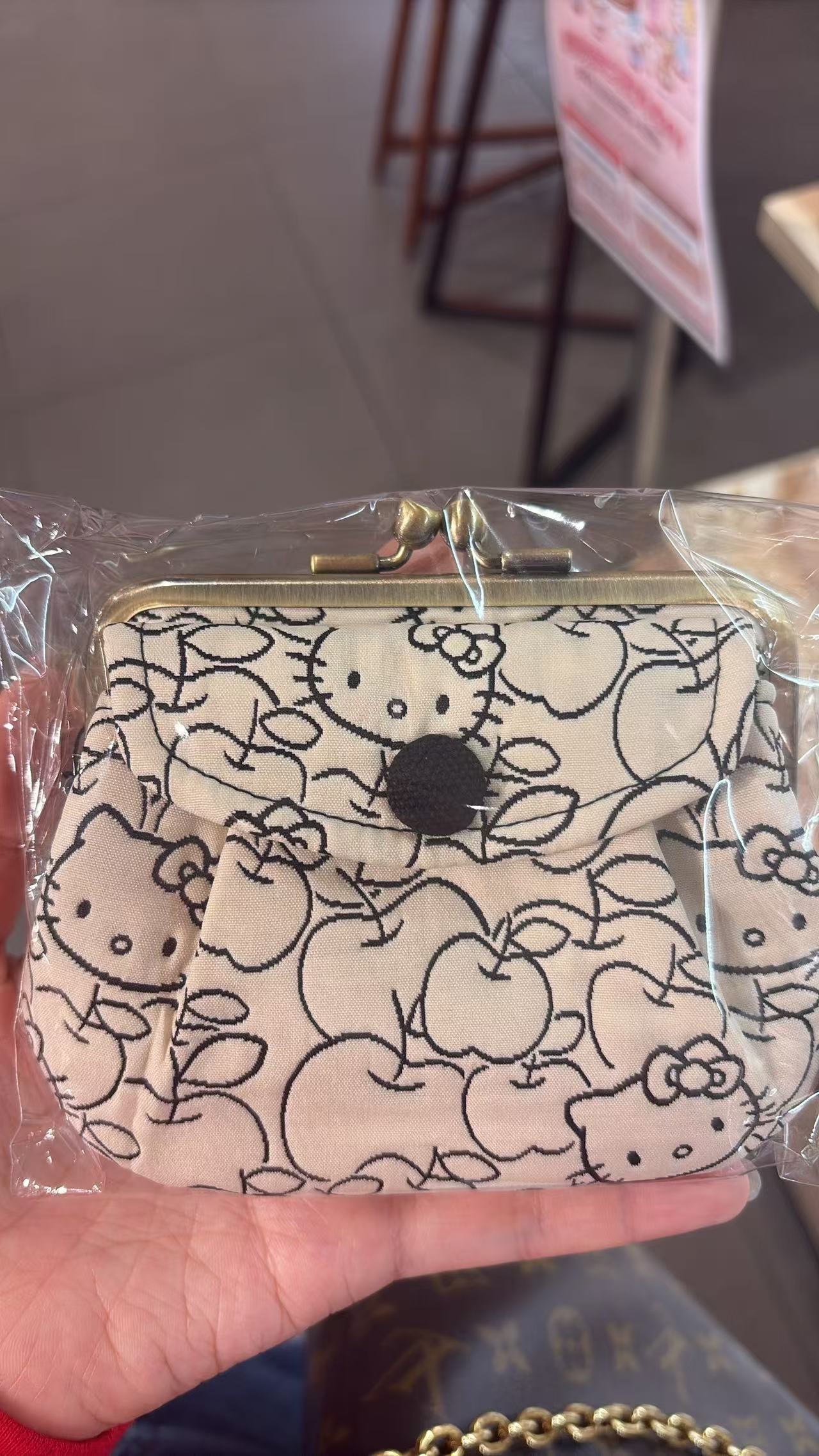 5汇0617 Hello Kitty 黑白苹果线稿翻盖蛙嘴小包