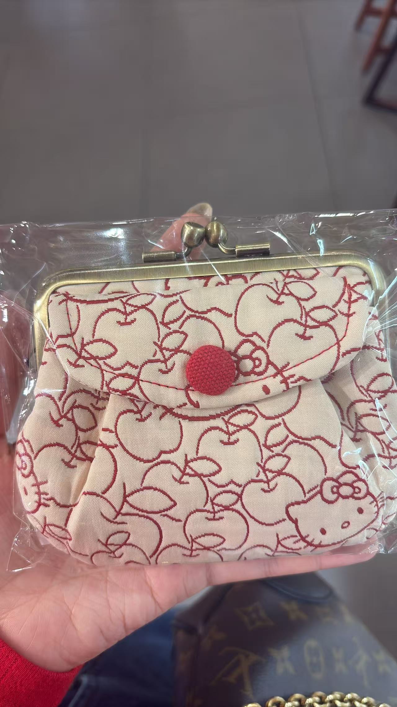 5汇0617 Hello Kitty 红苹果刺绣翻盖蛙嘴小包