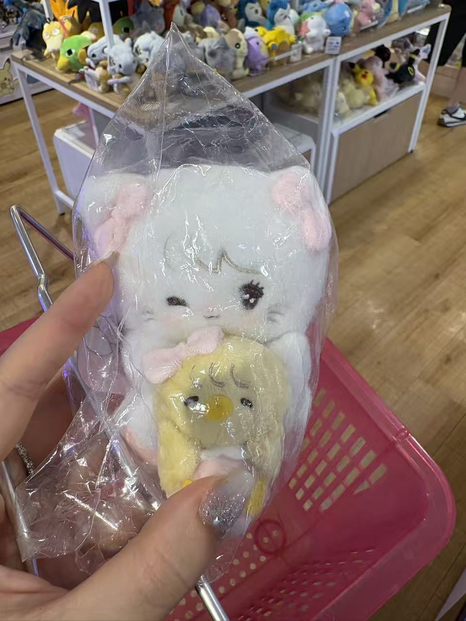 0622 lid ala mode  白色抱着黄色小动物 毛绒挂件